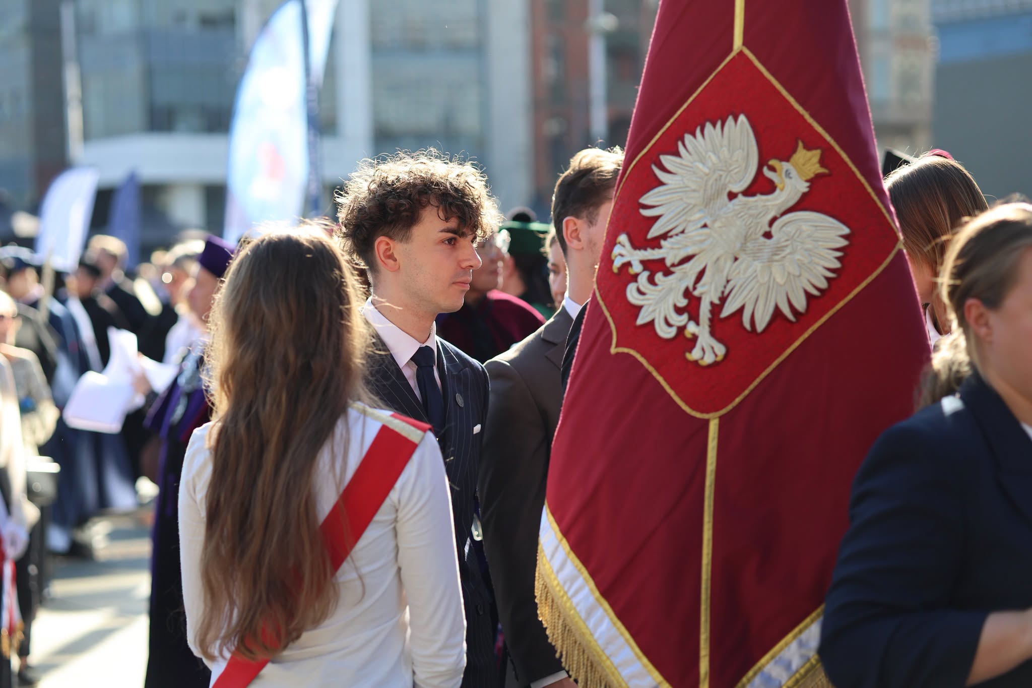 studenci ze sztandarem