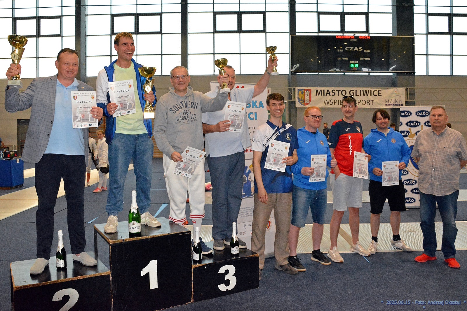 zawodnicy na podium