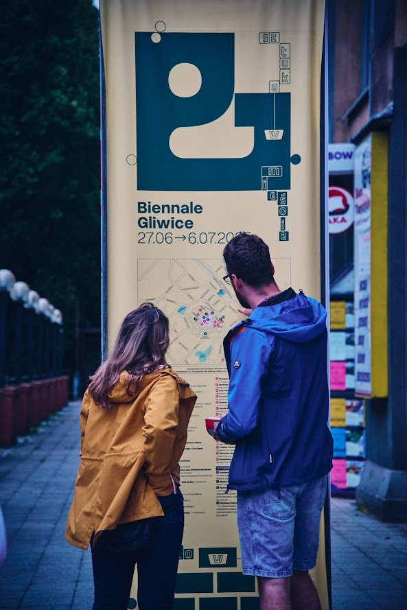 Para oglądająca plakat Biennale