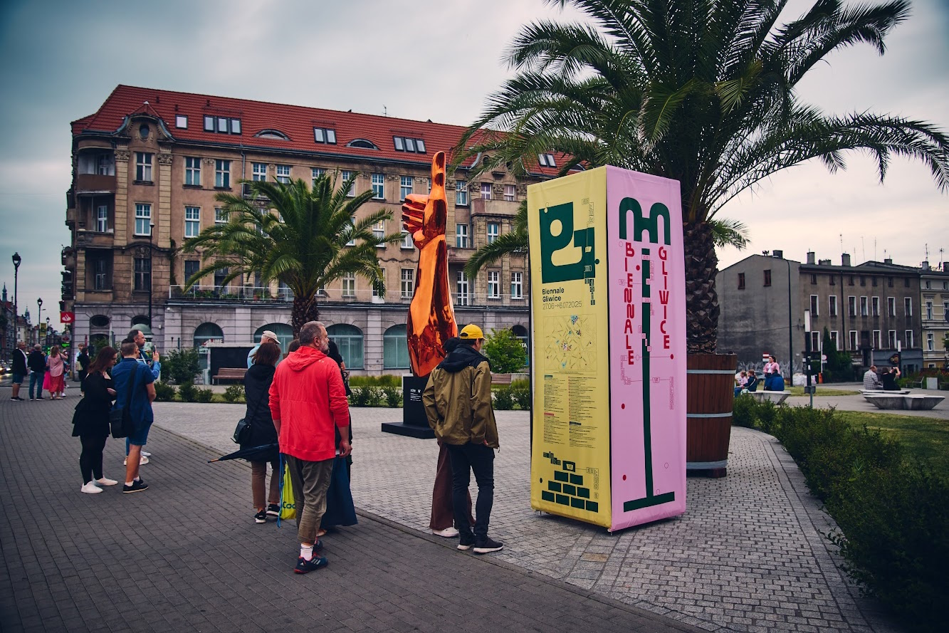 Ludzie oglądający totem festiwalowy