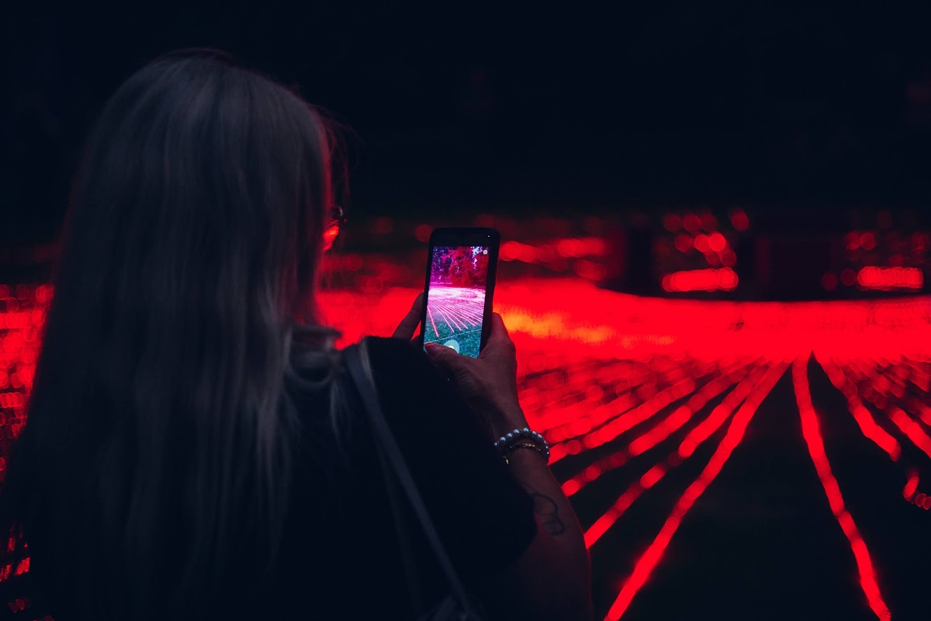 Kobieta fotografująca pracę studia Ksawery Komputery