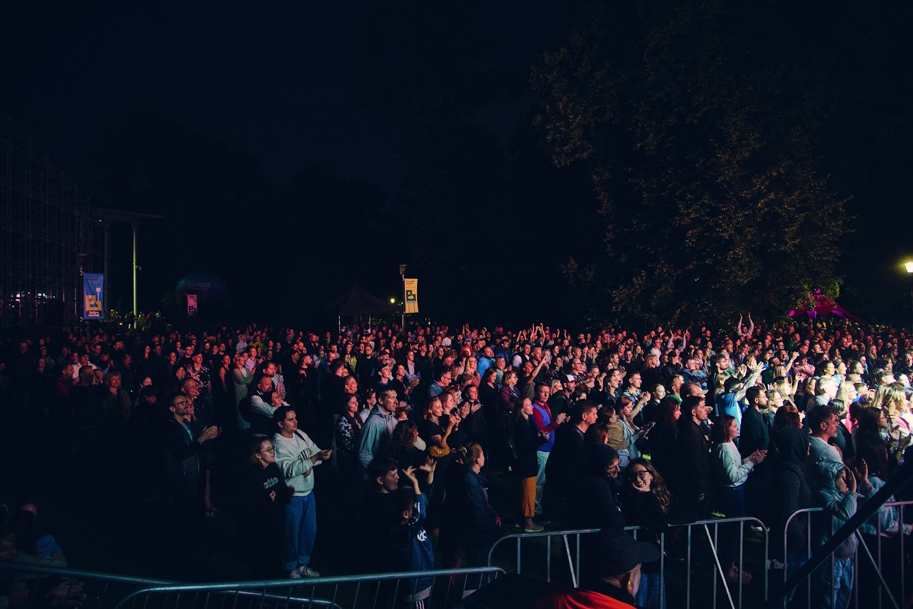 Publiczność pod sceną