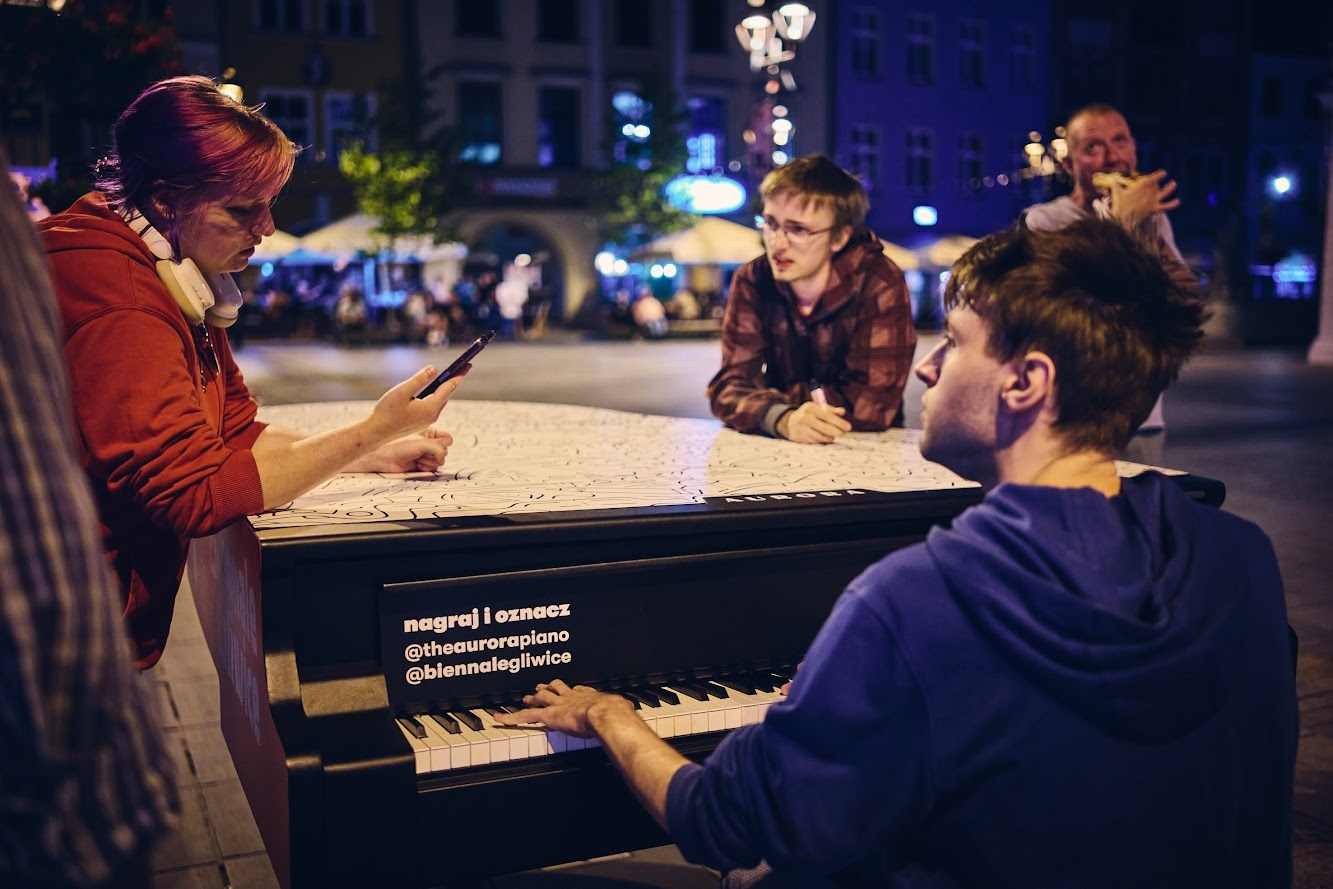 Chłopak grający na festiwalowym fortepianie