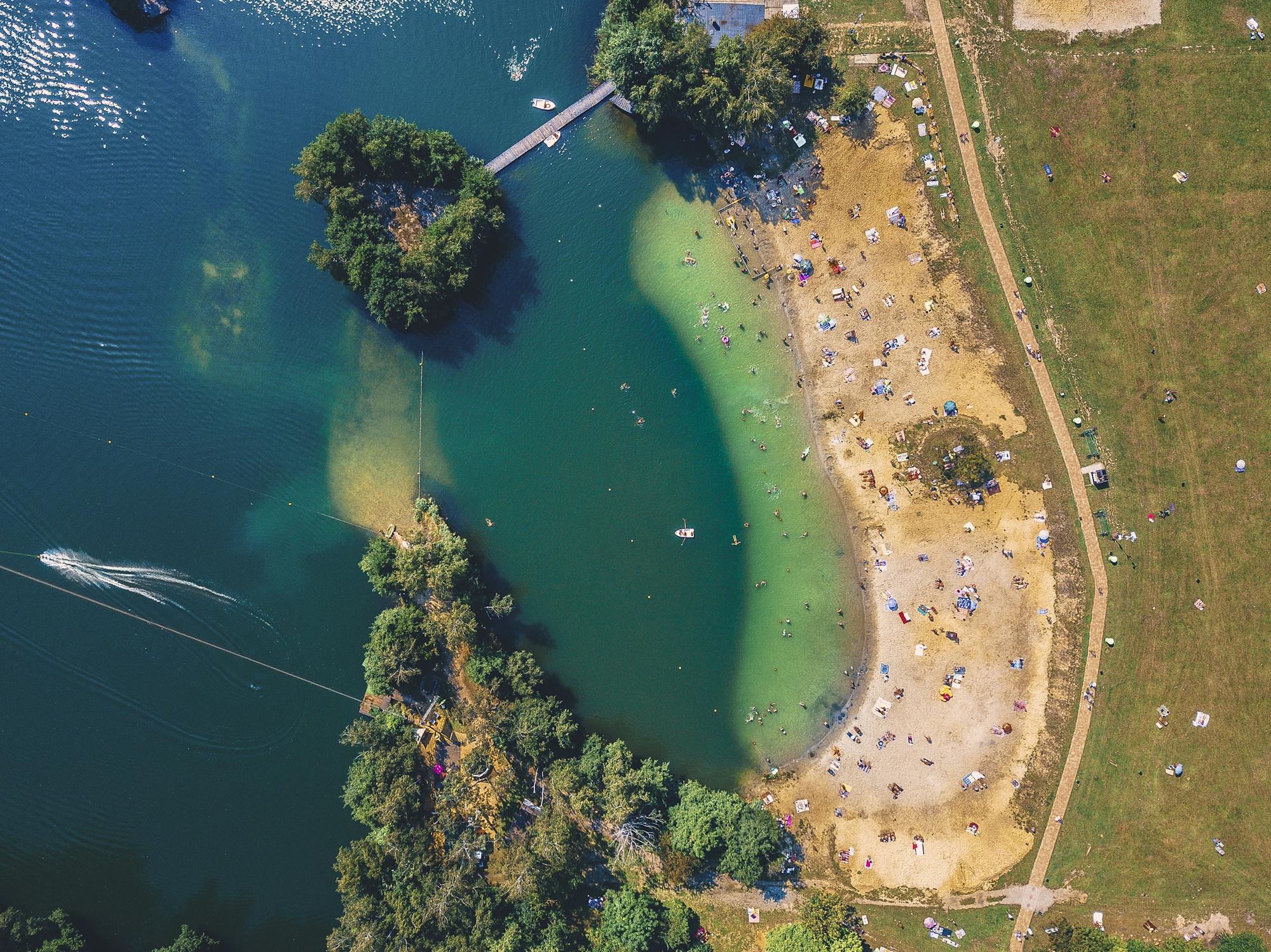 Jezioro i plaża, ujęcie z góry
