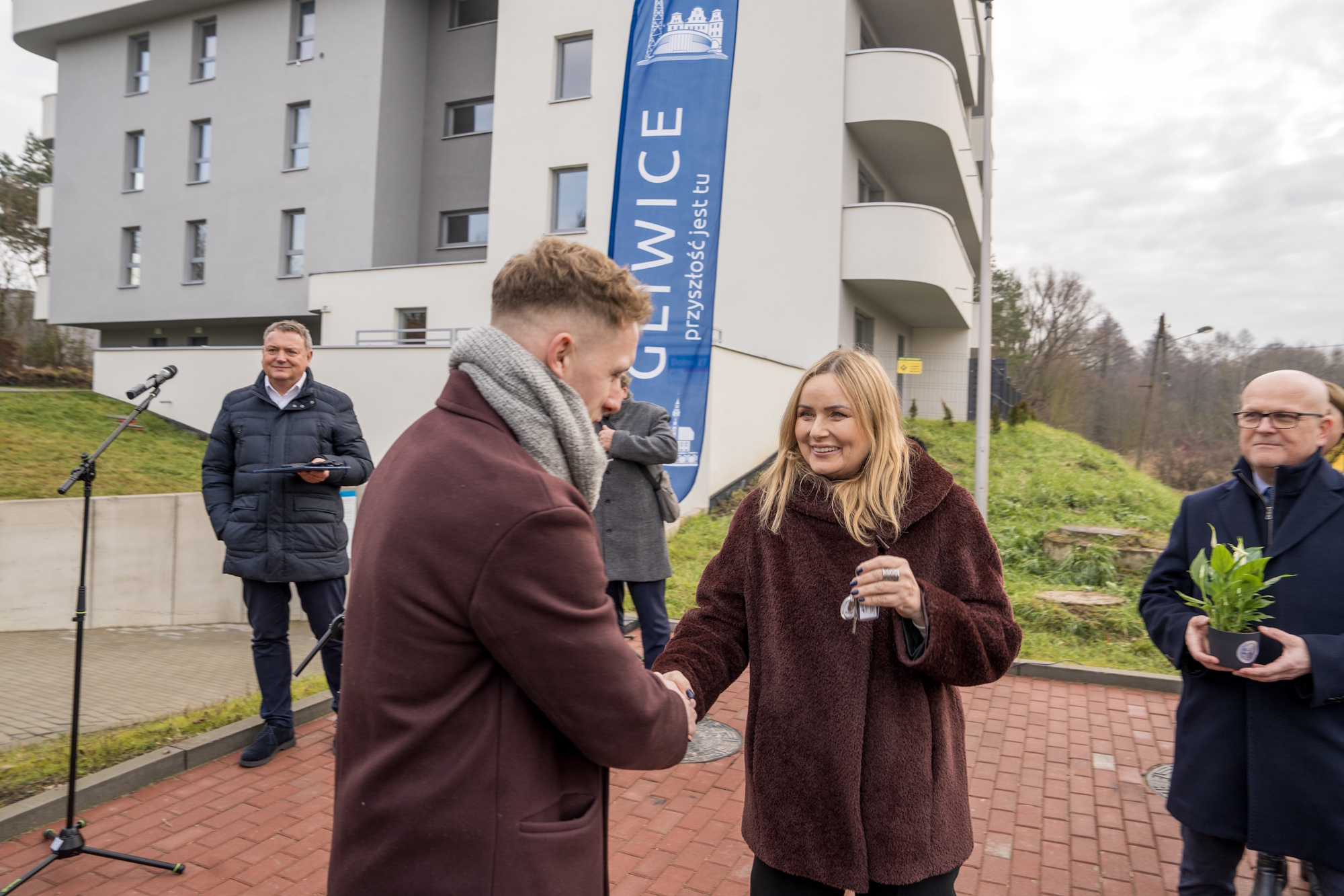 kobieta, mężczyźni, budynek