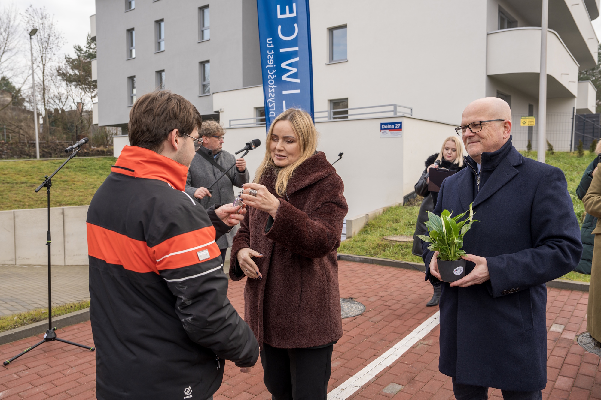 kobieta, mężczyźni, budynek