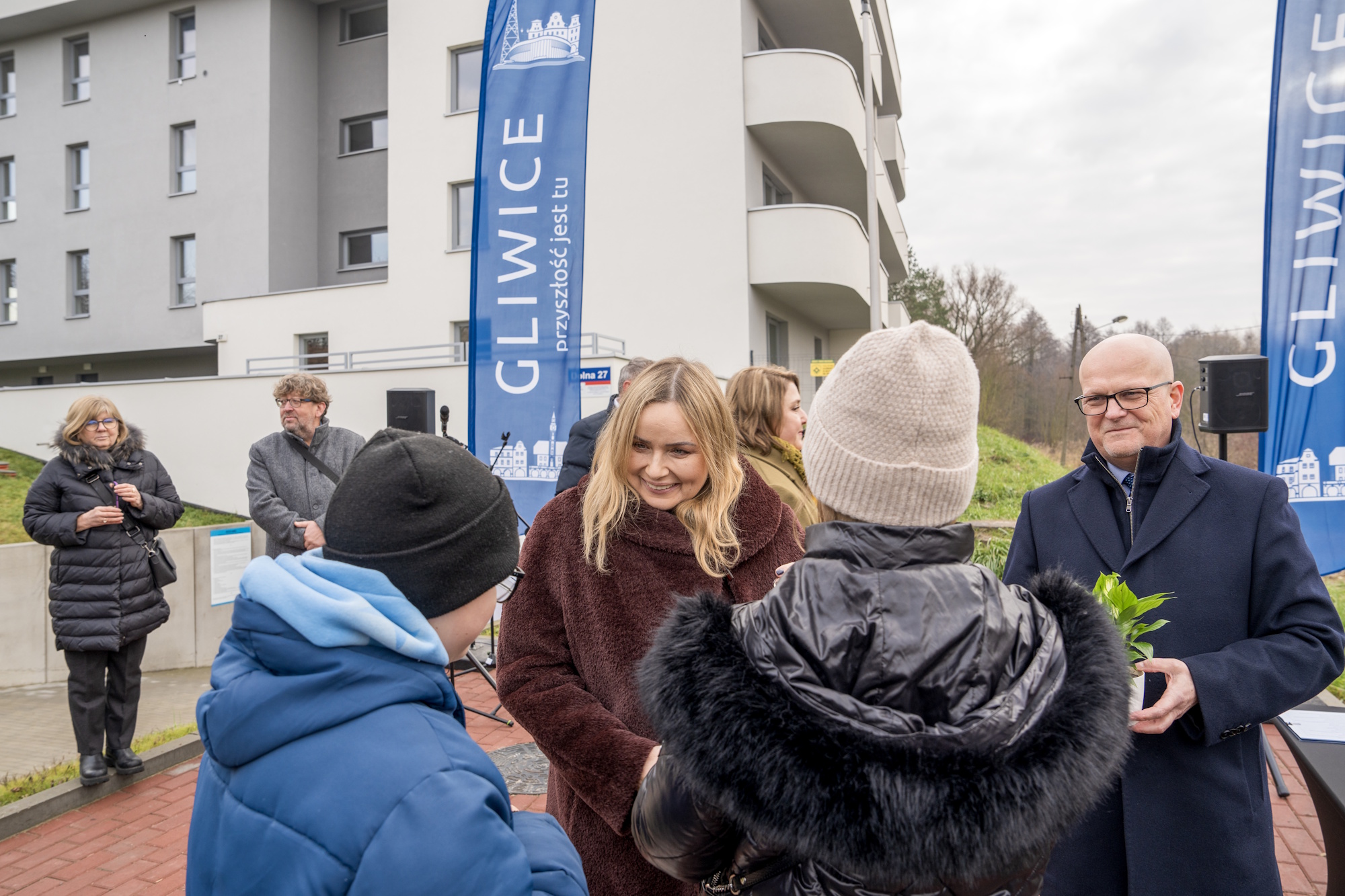 kobiety, mężczyźni, budynek