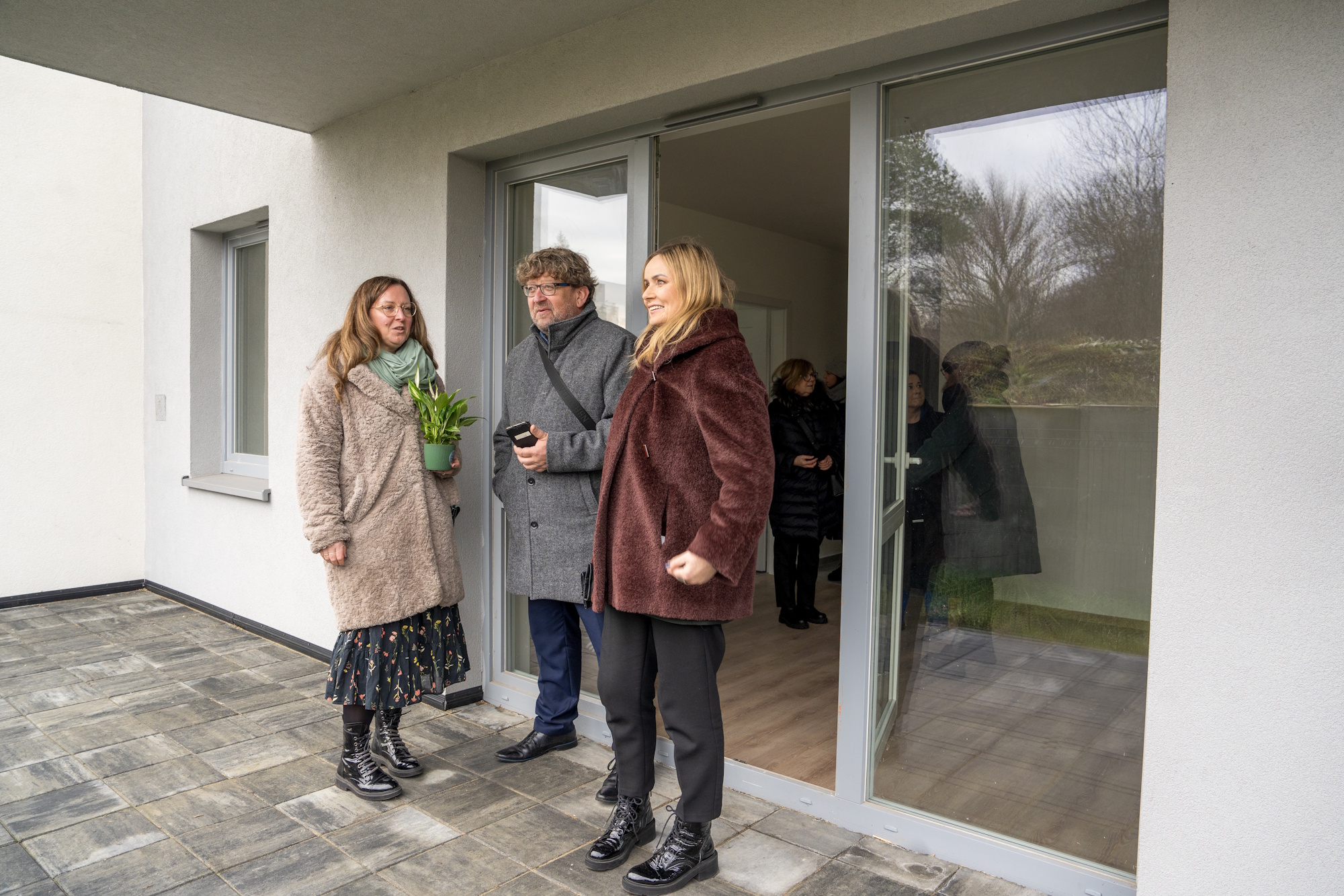 kobiety, mężczyzna. budynek