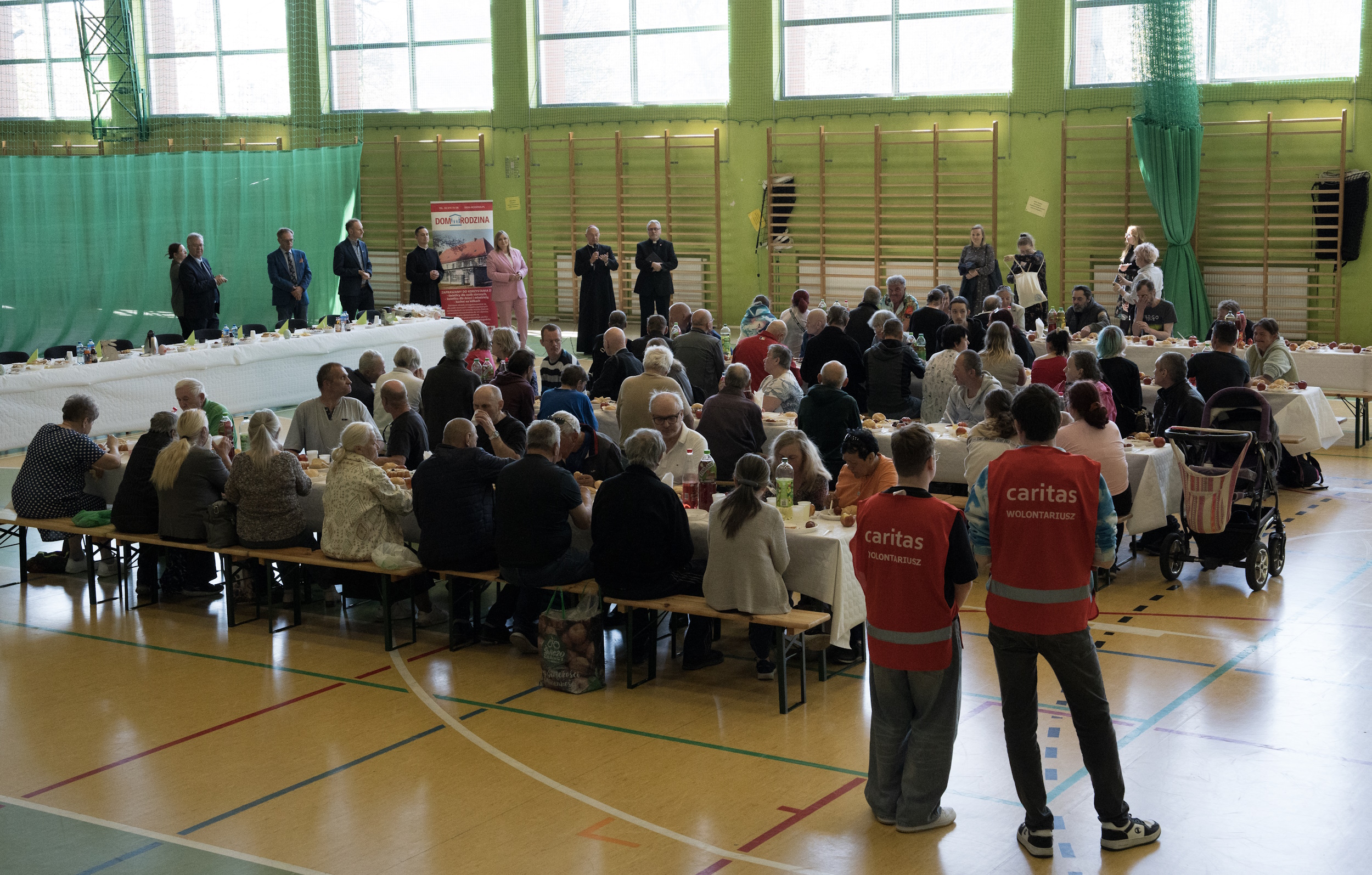 Fot. G. Ożga/ UM w Gliwicach Goście śniadania wielkanocnego dla potrzebujących siedzący przy stołach
