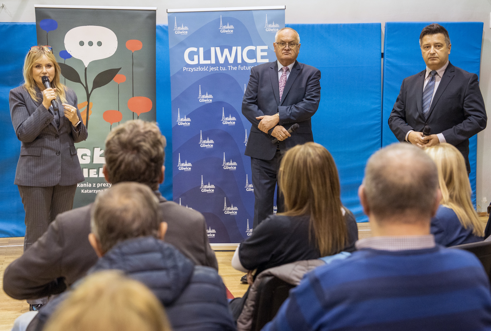 prezydent Gliwic Katarzyna Kuczyńska-Budka rozmawia z mieszkancami Sośnicy przybyłymi na spotkanie w szkole podstawowej nr 14