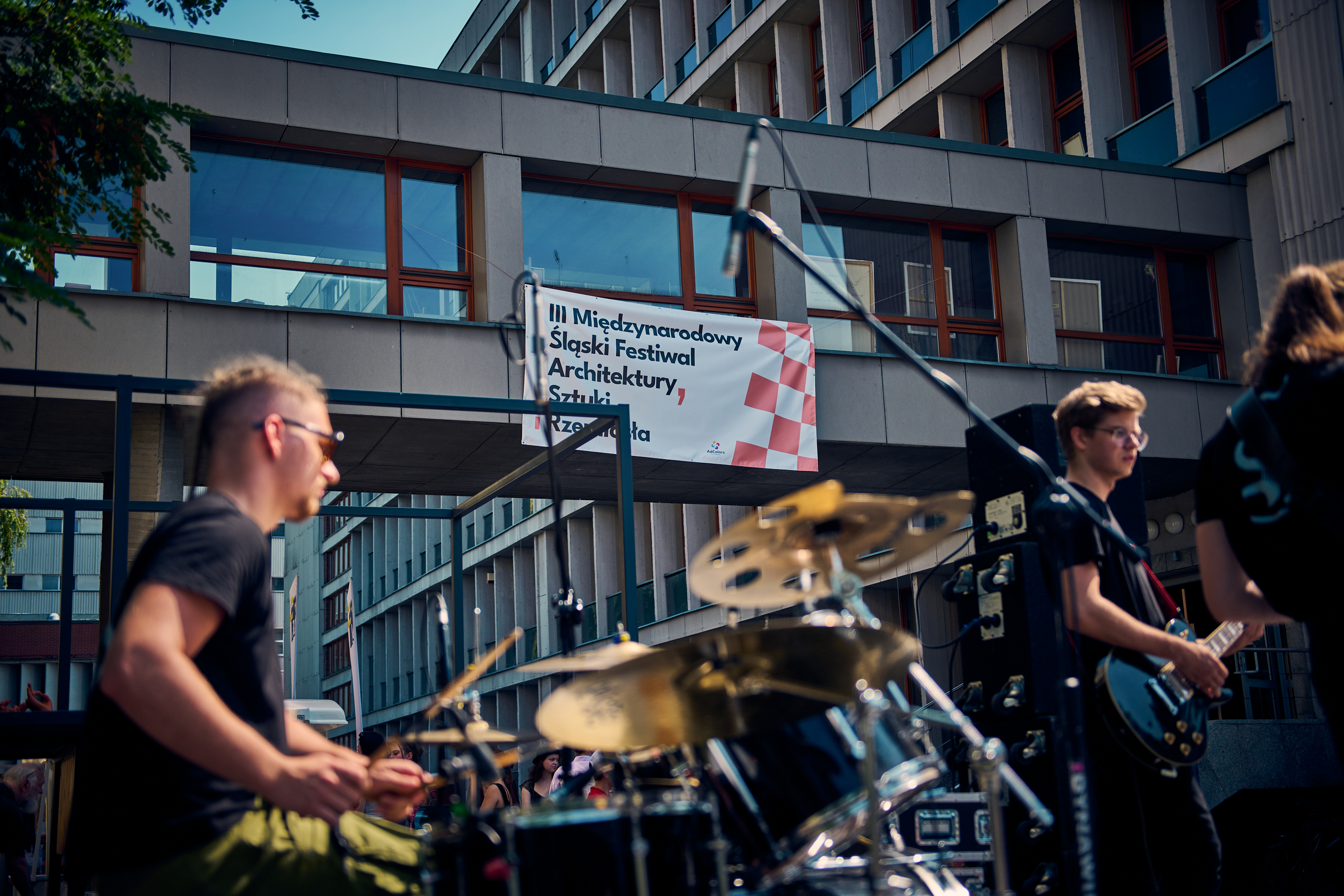 Zespół muzyczny i w tle baner festiwalu