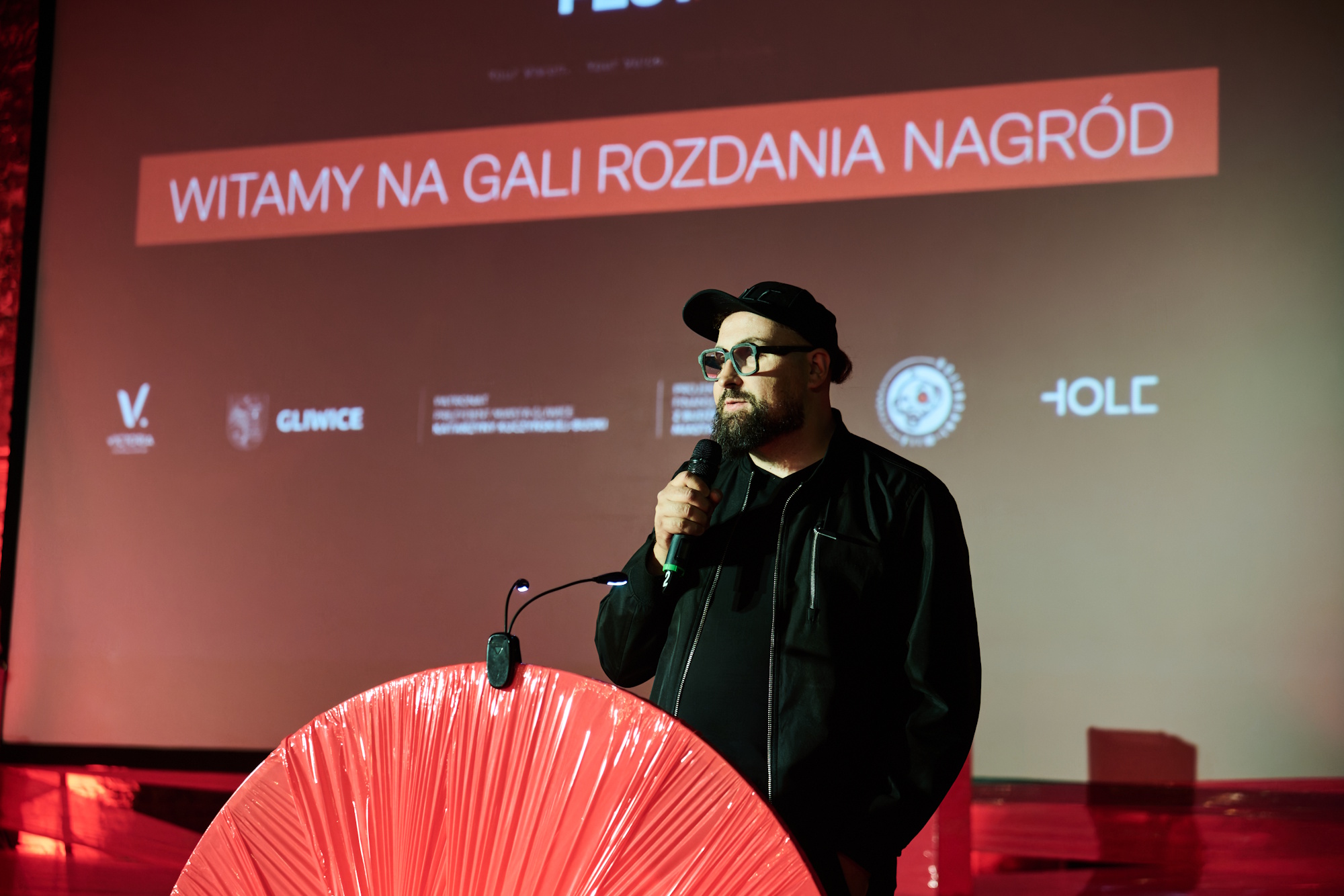 Mężczyzna mówi do mikrofonu