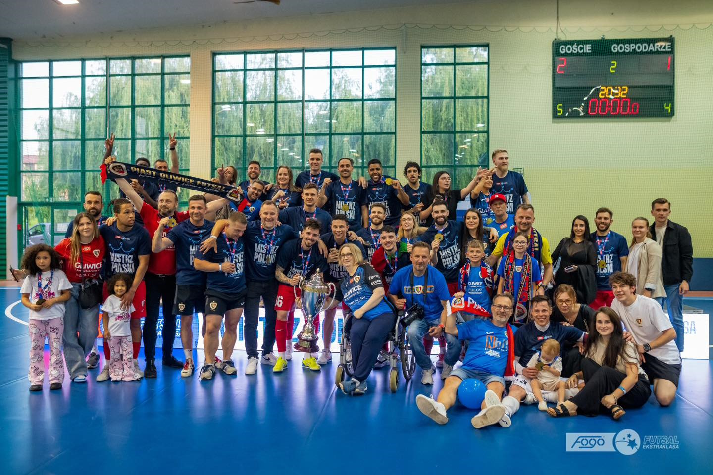 Drużyna Piasta Gliwice Futsal z pucharem