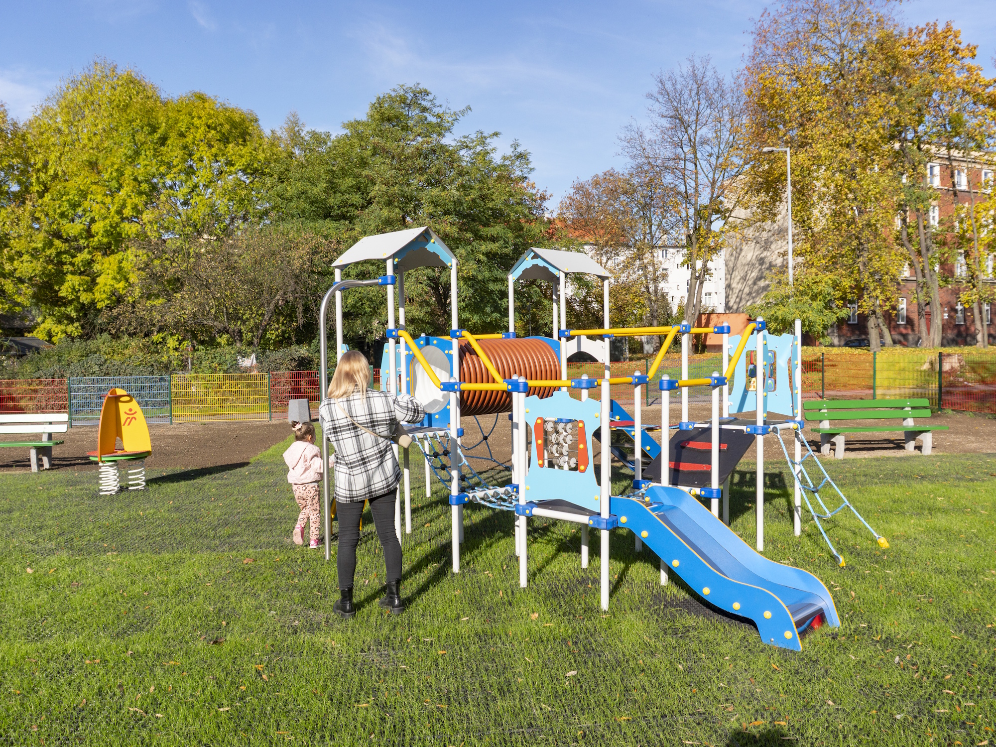 kobieta i dziecko na placu zabaw