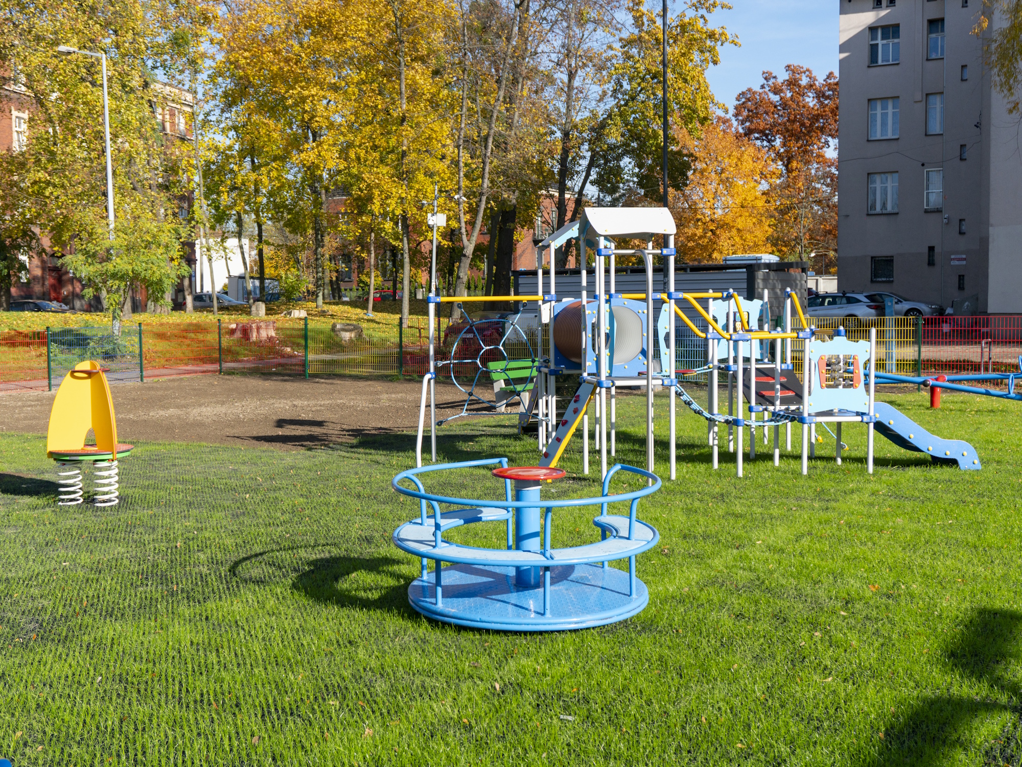 urządzenia na placu zabaw