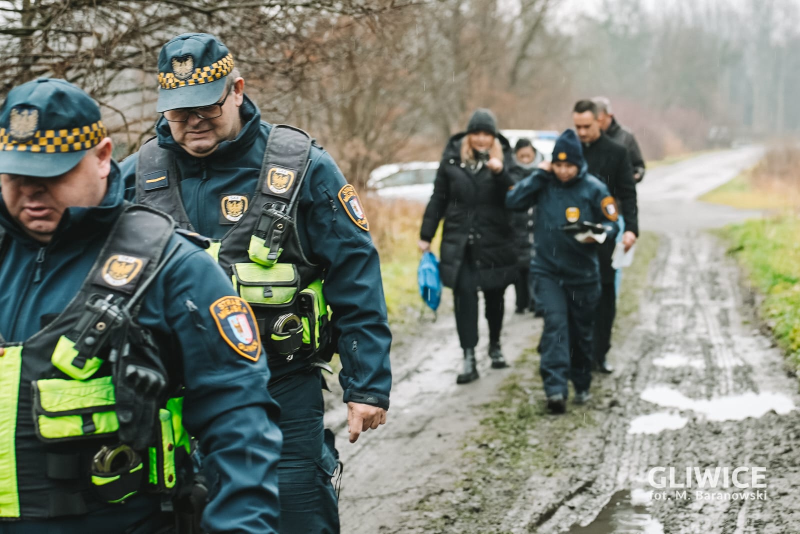 strażnicy miejscy idą drogą