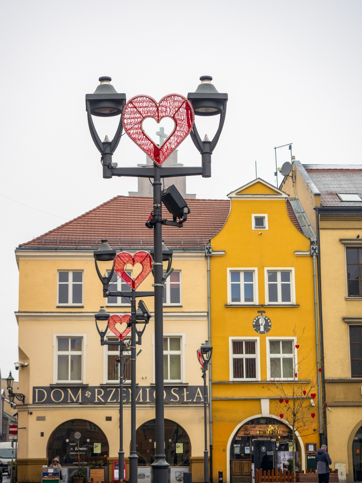 Serduszka na latarniach na Rynku