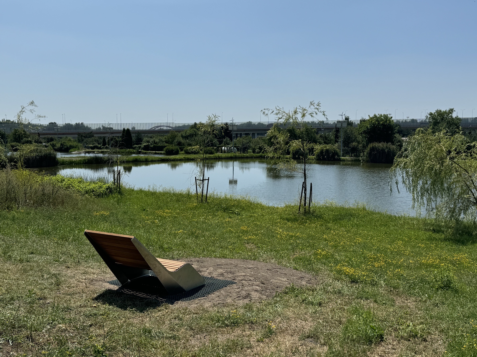 leżak przy stawie Szachta