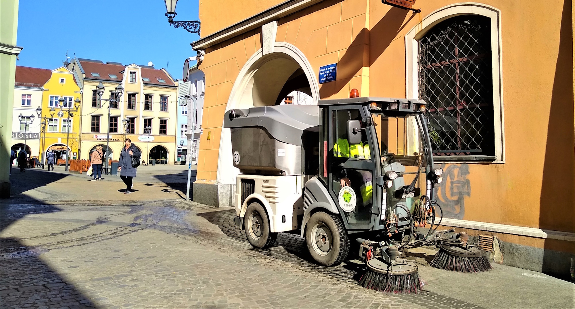 maszyna sprzątająca na ulicach starówki