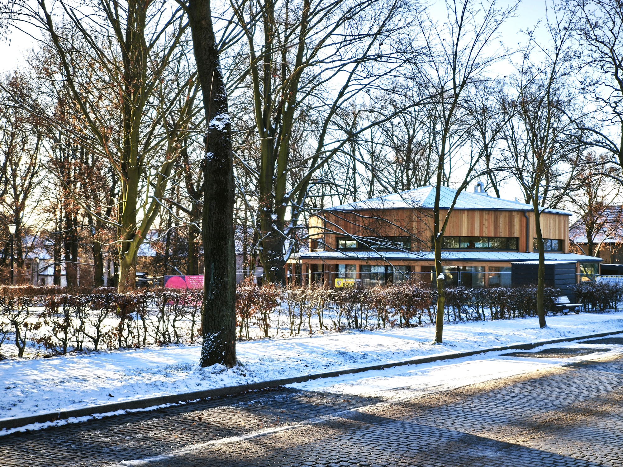 budynek, drzewa, śnieg