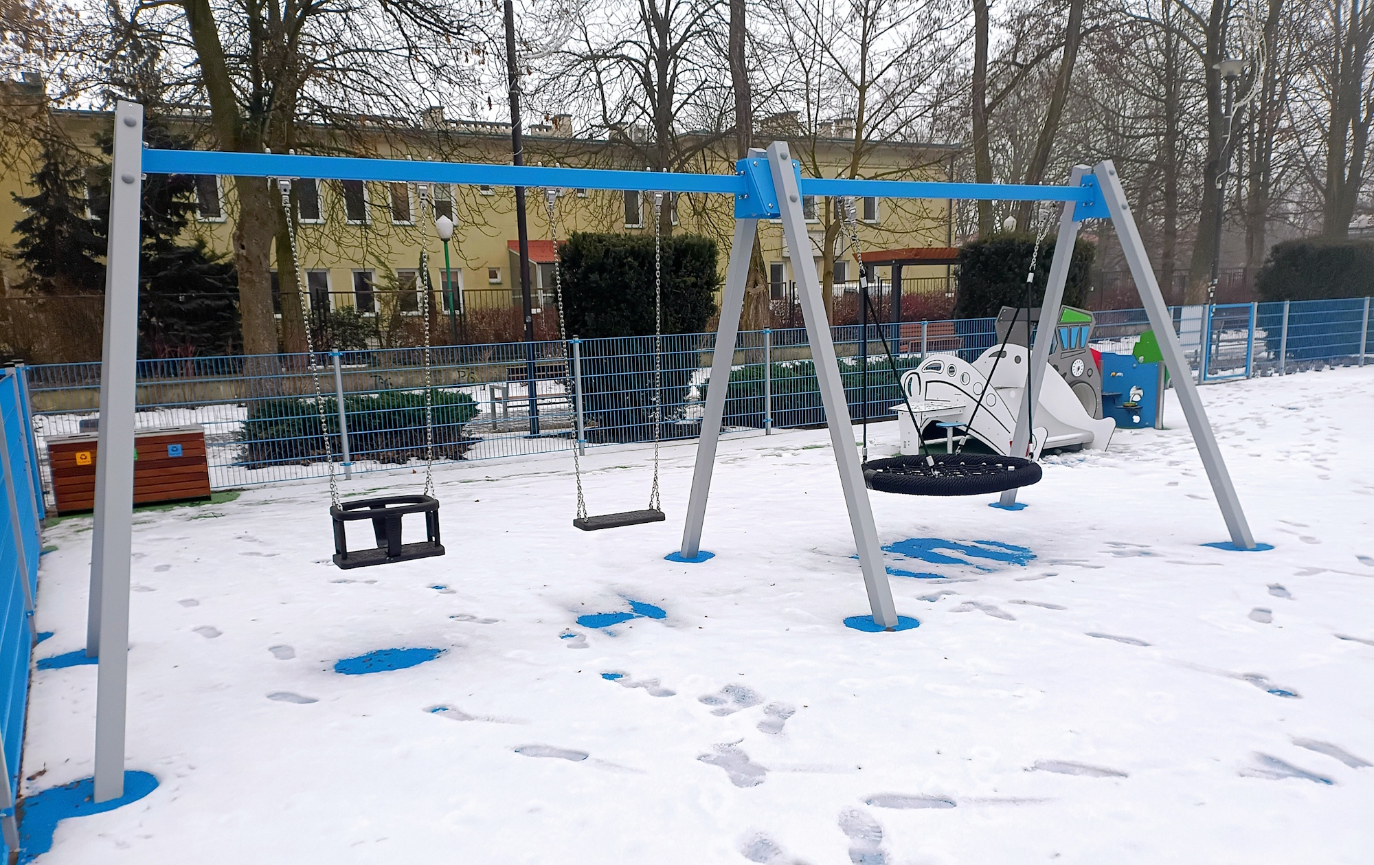 huśtawki na placu zabaw