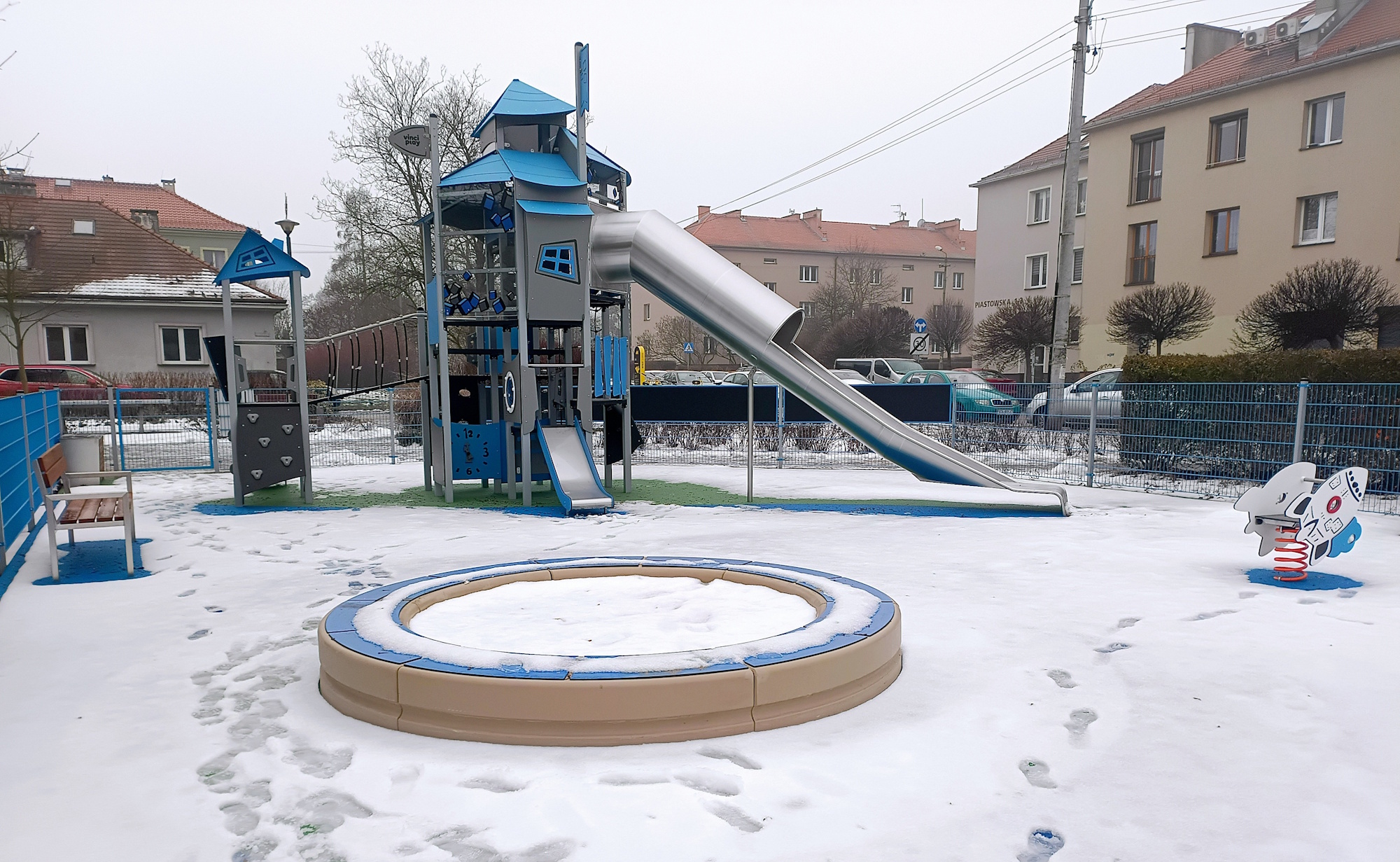 piaskownica i urządzenie do zabawy