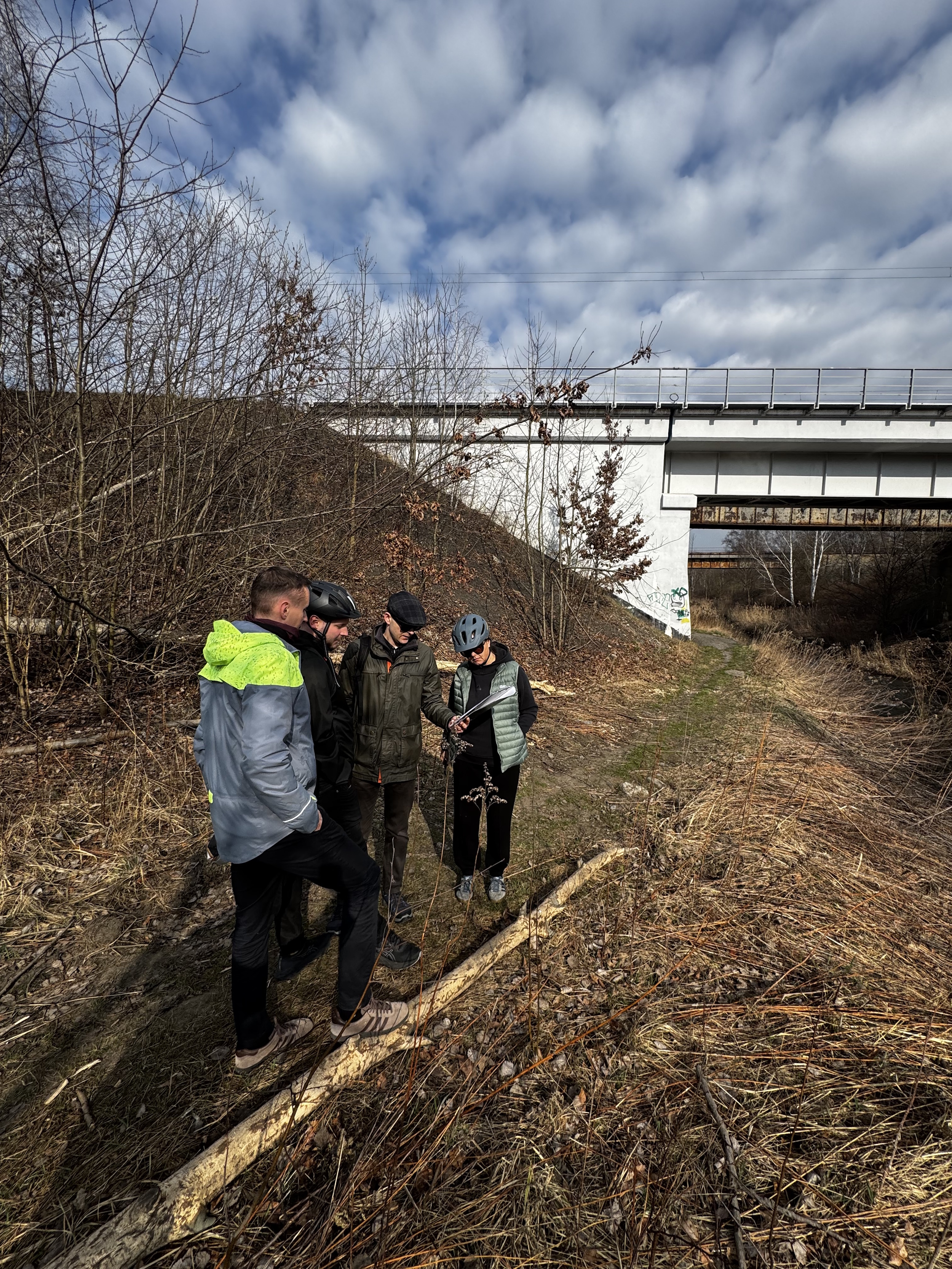 Pracownicy oglądający mapę