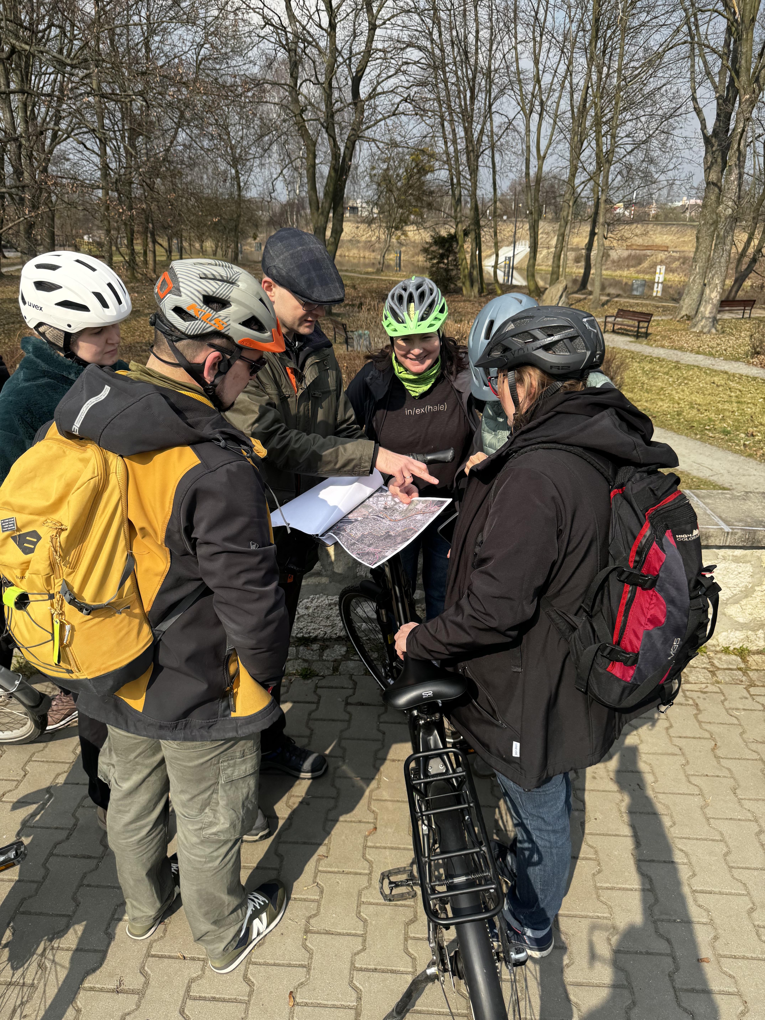 Pracownicy oglądający mapę