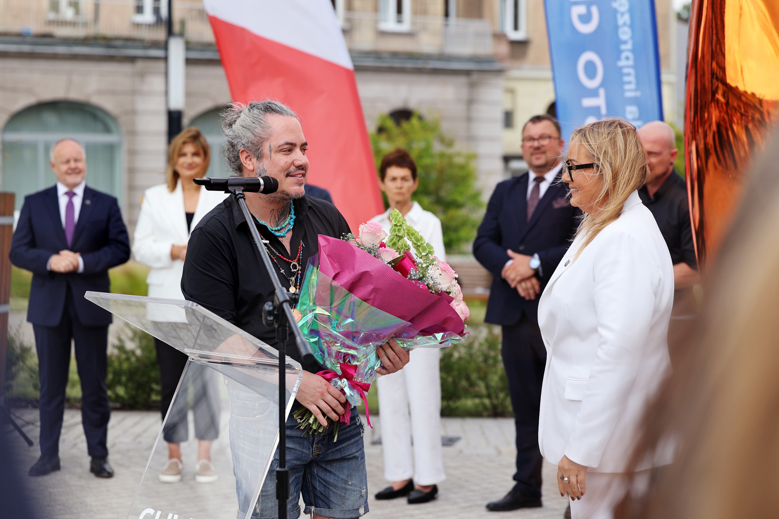 Prezydent Gliwic odbierająca kwiaty od mieszkańca