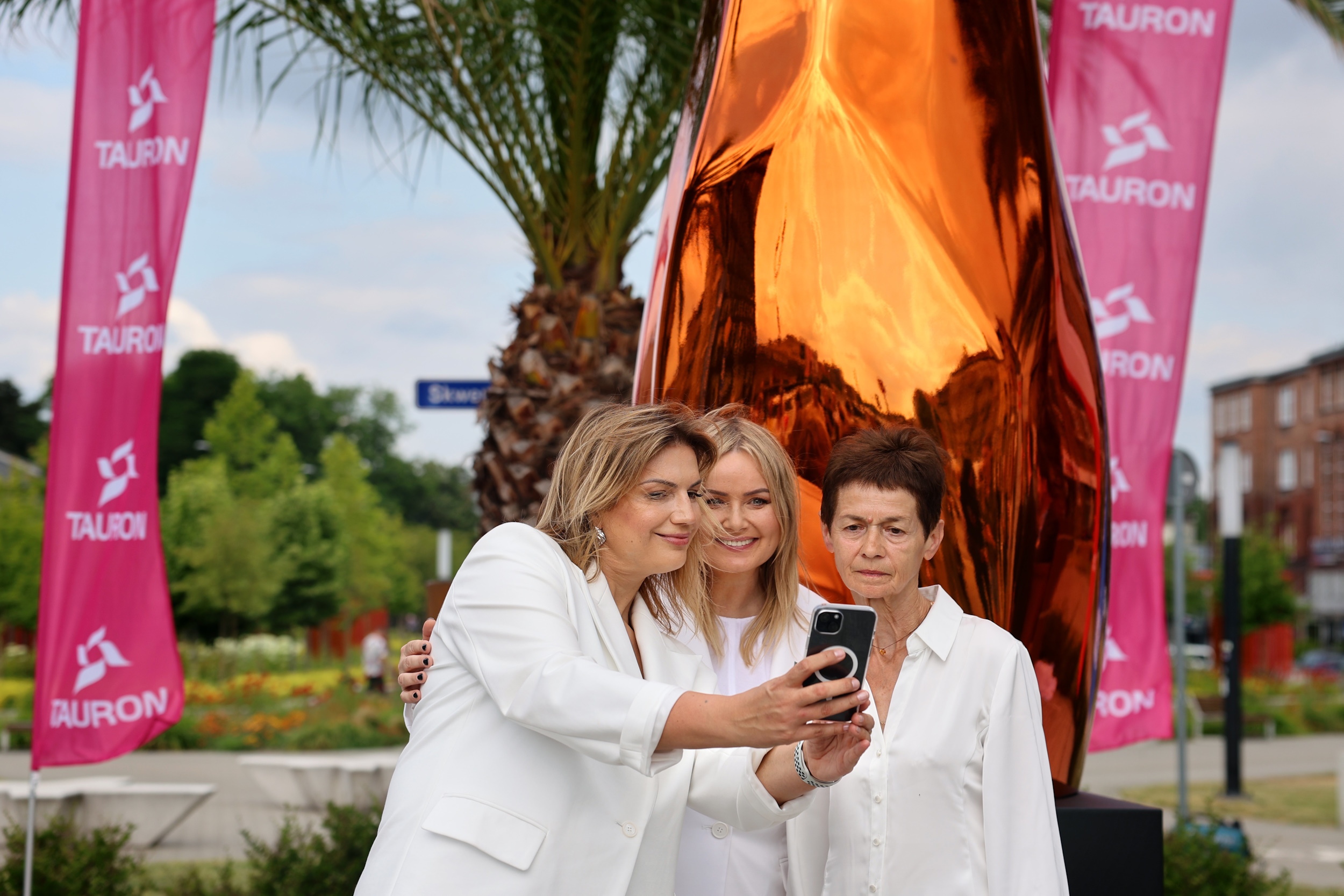 Prezydent Gliwic fotografująca się z żoną artysty