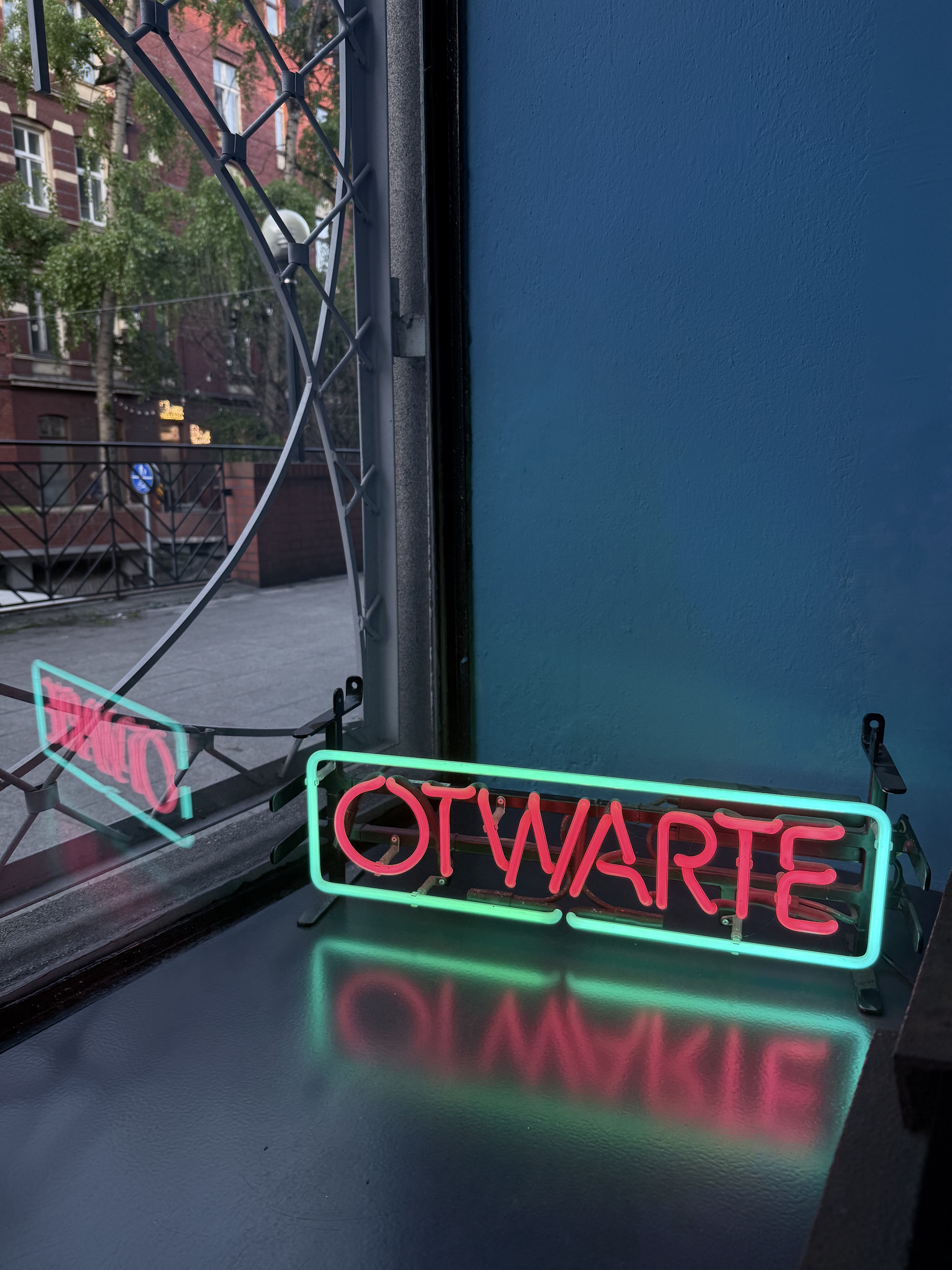 Neon - napis "otwarte"