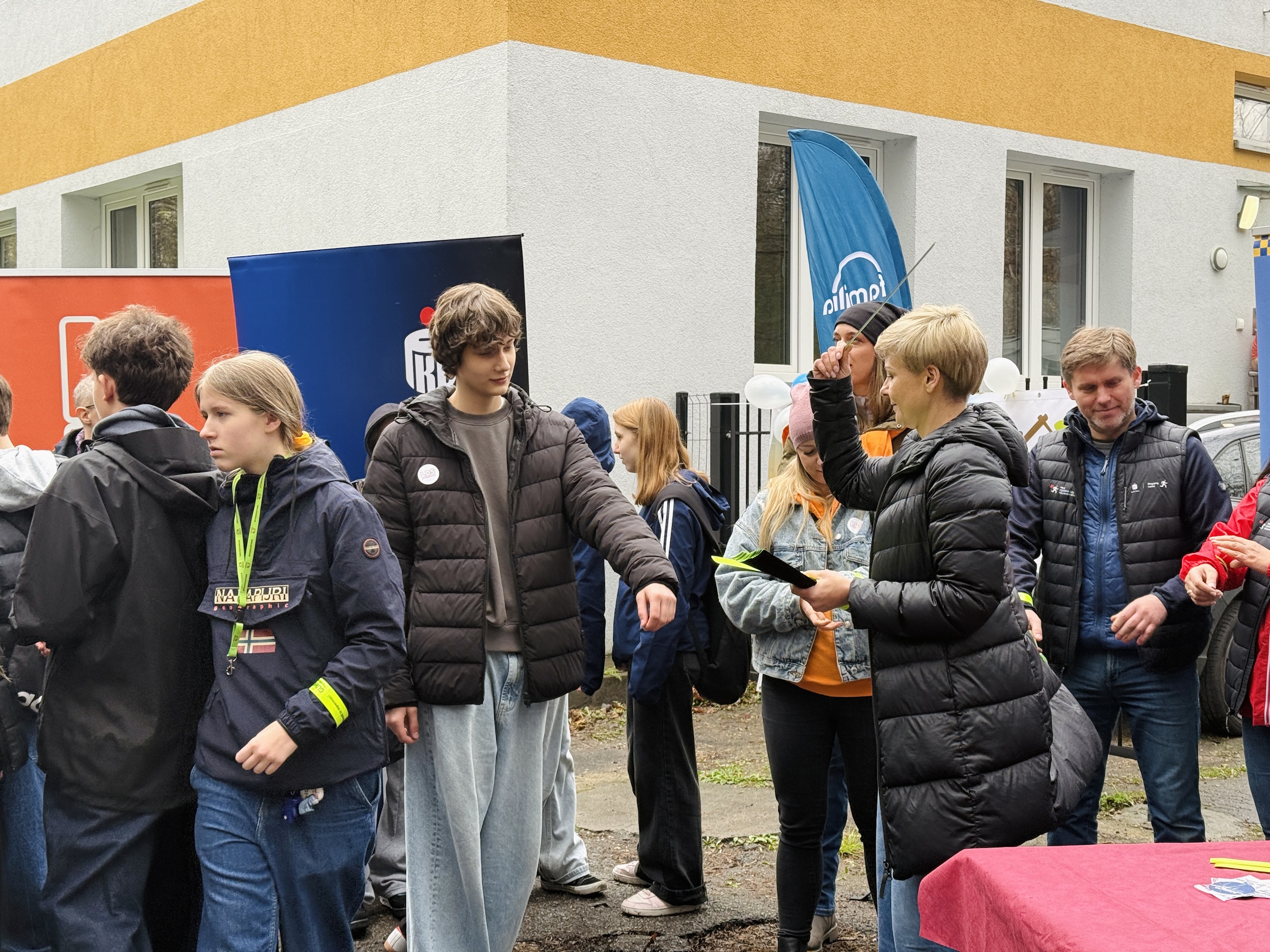 Młodzież dostająca odblaski