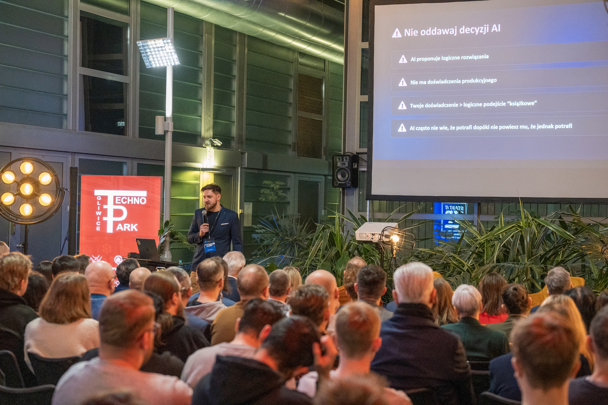 sala Technoparku Gliwice szczelnie wypełniona uczestnikami spotkania Tech Gliwice