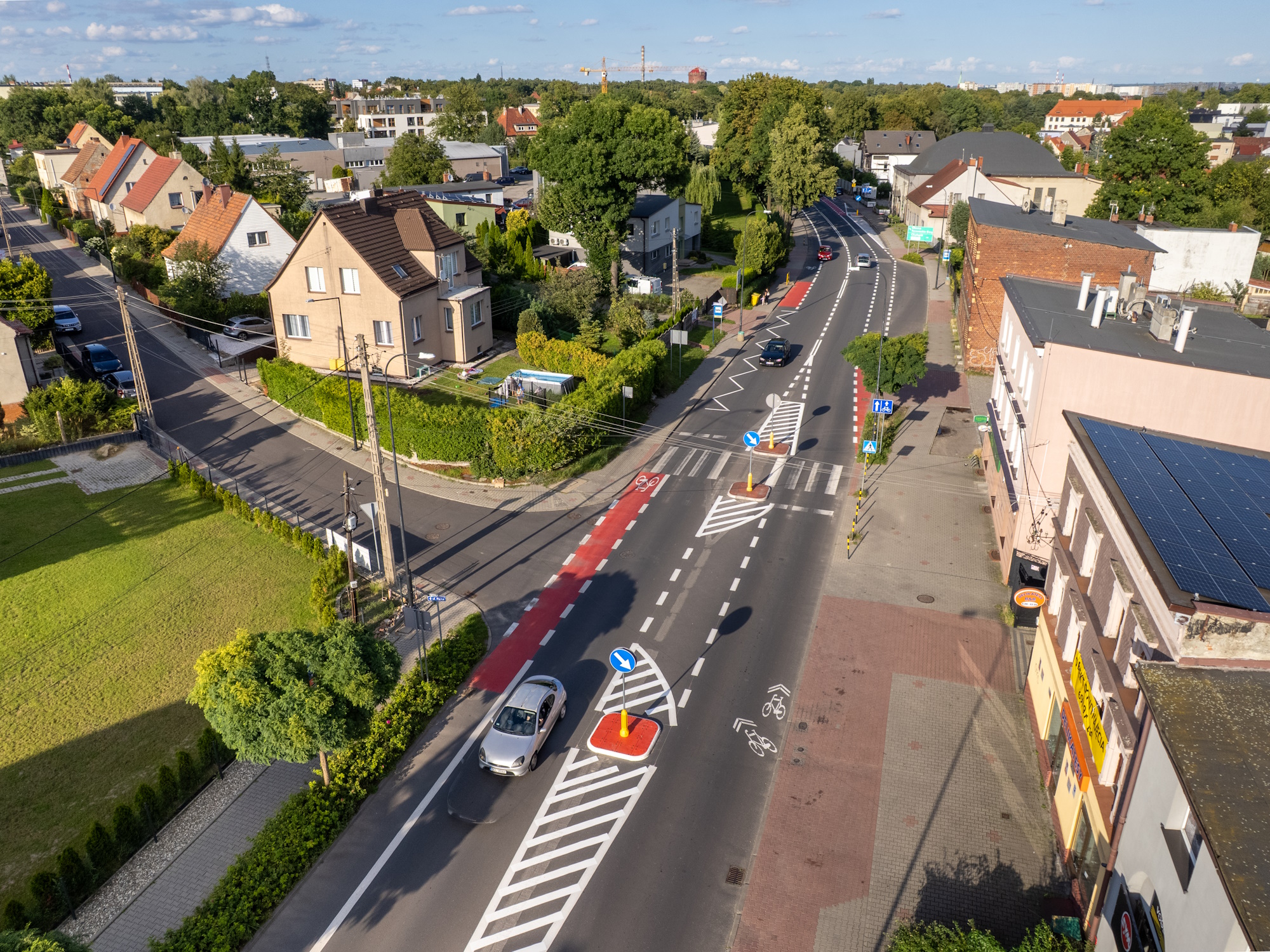 widok z góry na pasy rowerowe i rozjazdy w ulicy Daszyńskiego, po bokach domy i drzewa