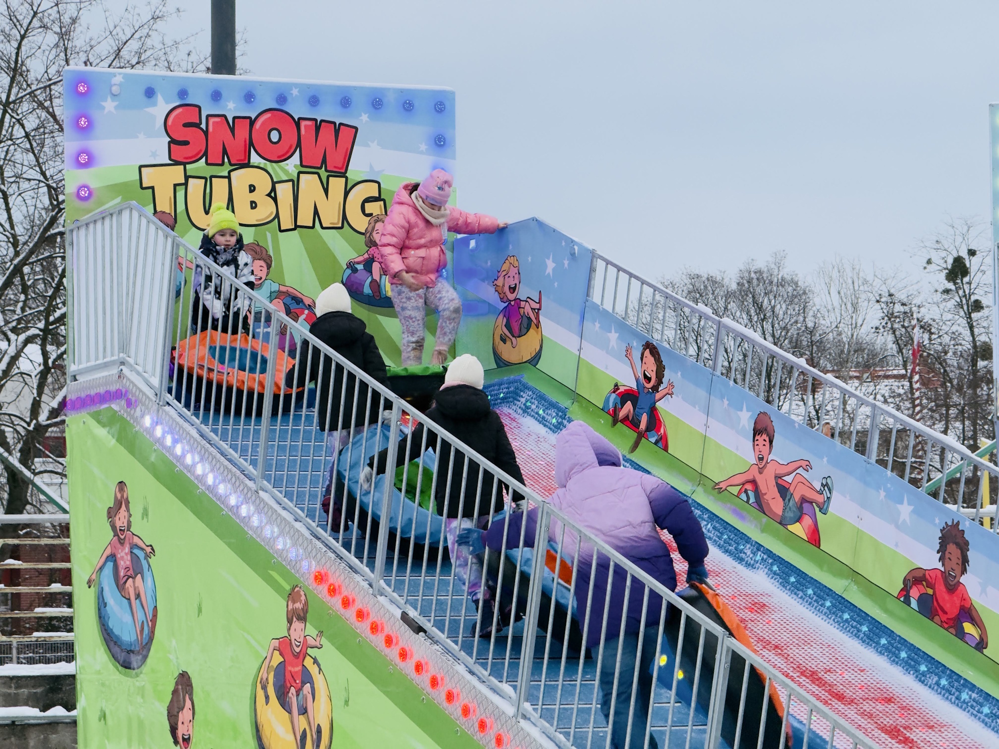 dzieci z pontonami na ślizgawce