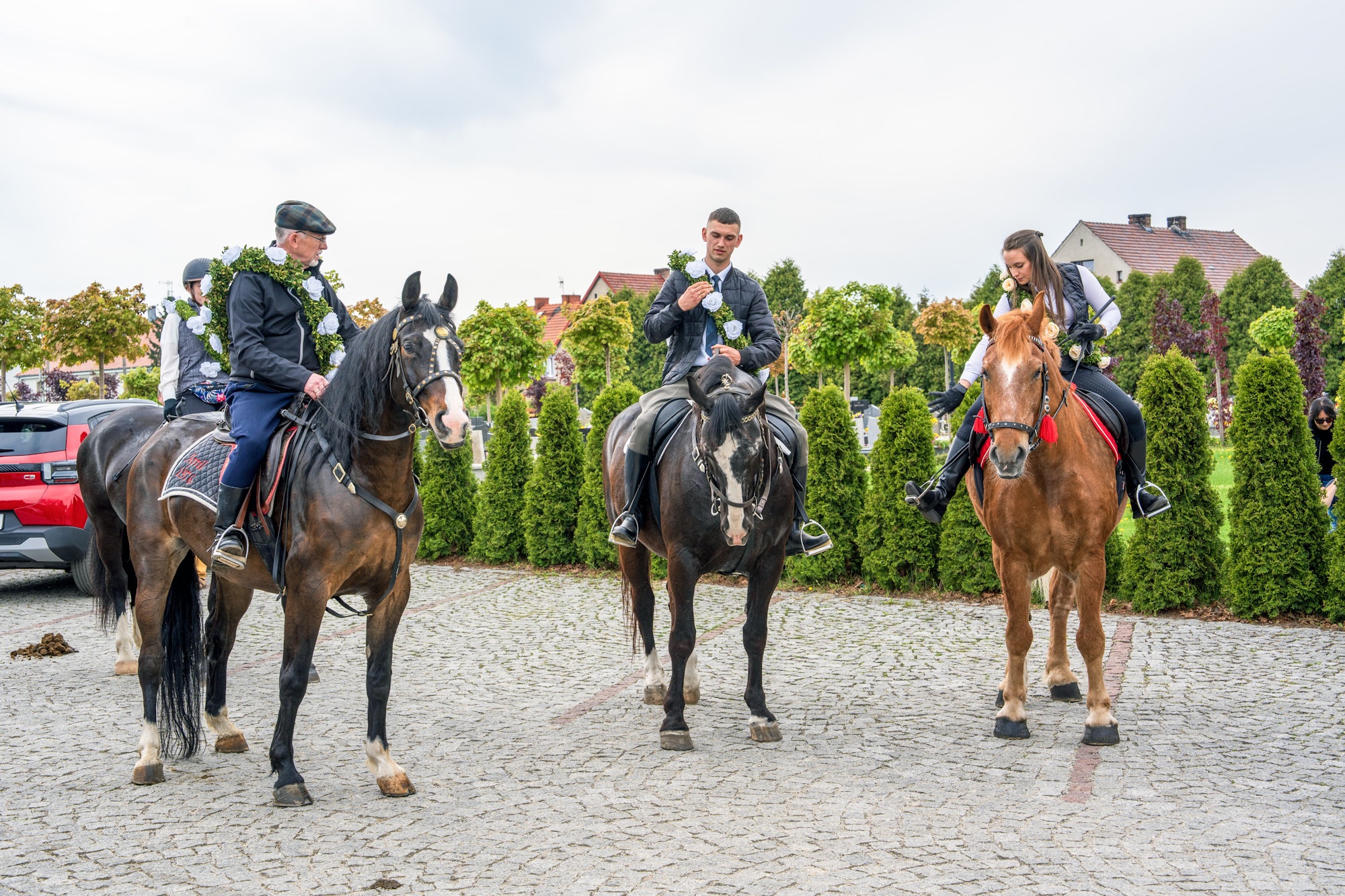 Fot. G.Ożga/UM Gliwice kobieta na koniu i dwóch mężczyzn na koniach