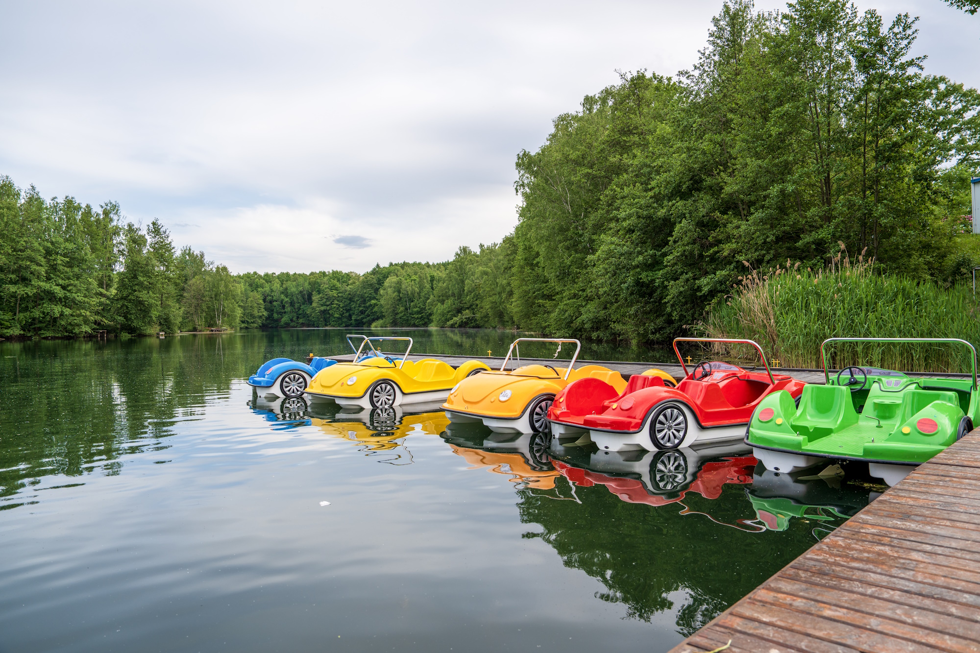 rowerki wodne na tafli jeziora