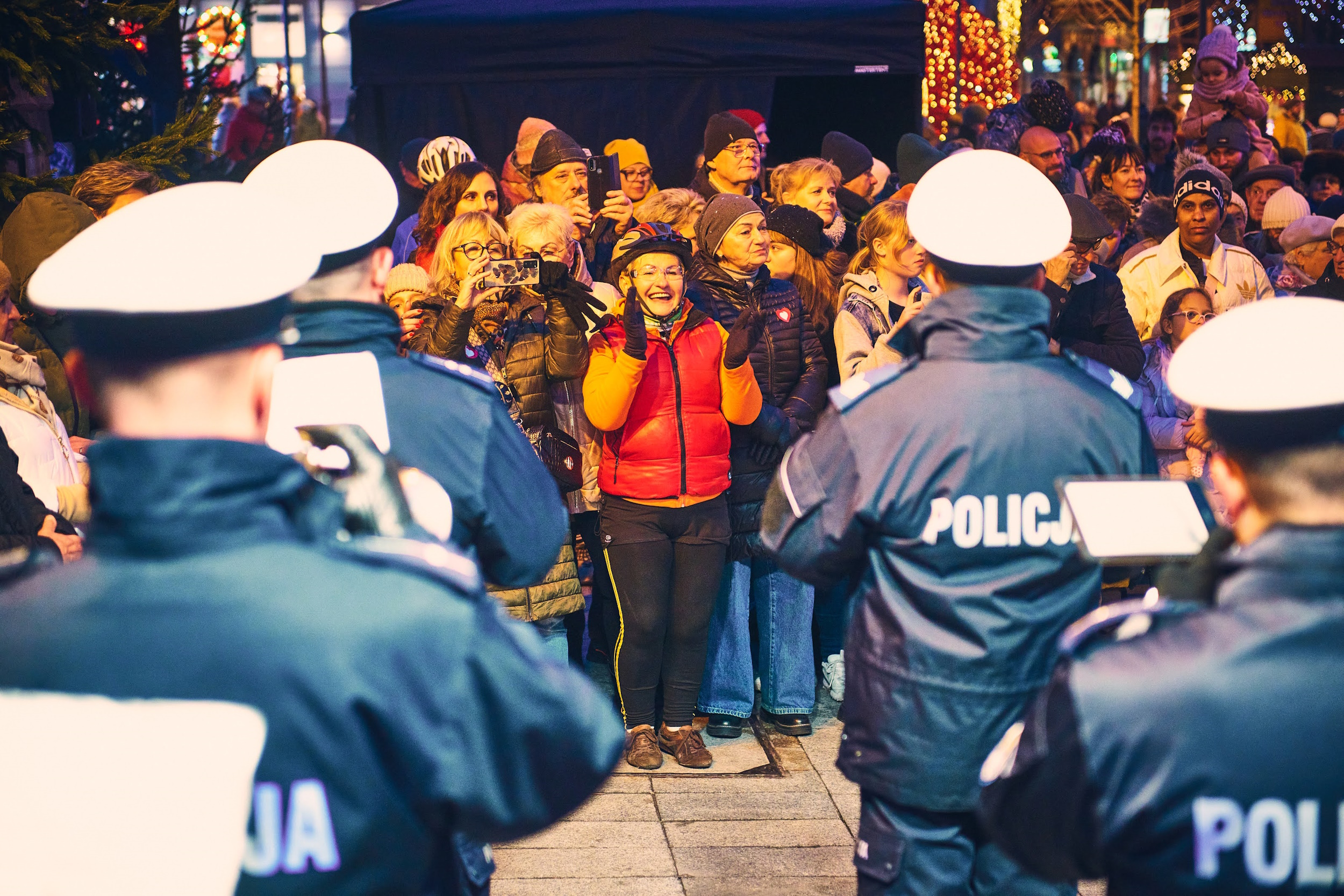 Mieszkańcy oglądający występ policjantów