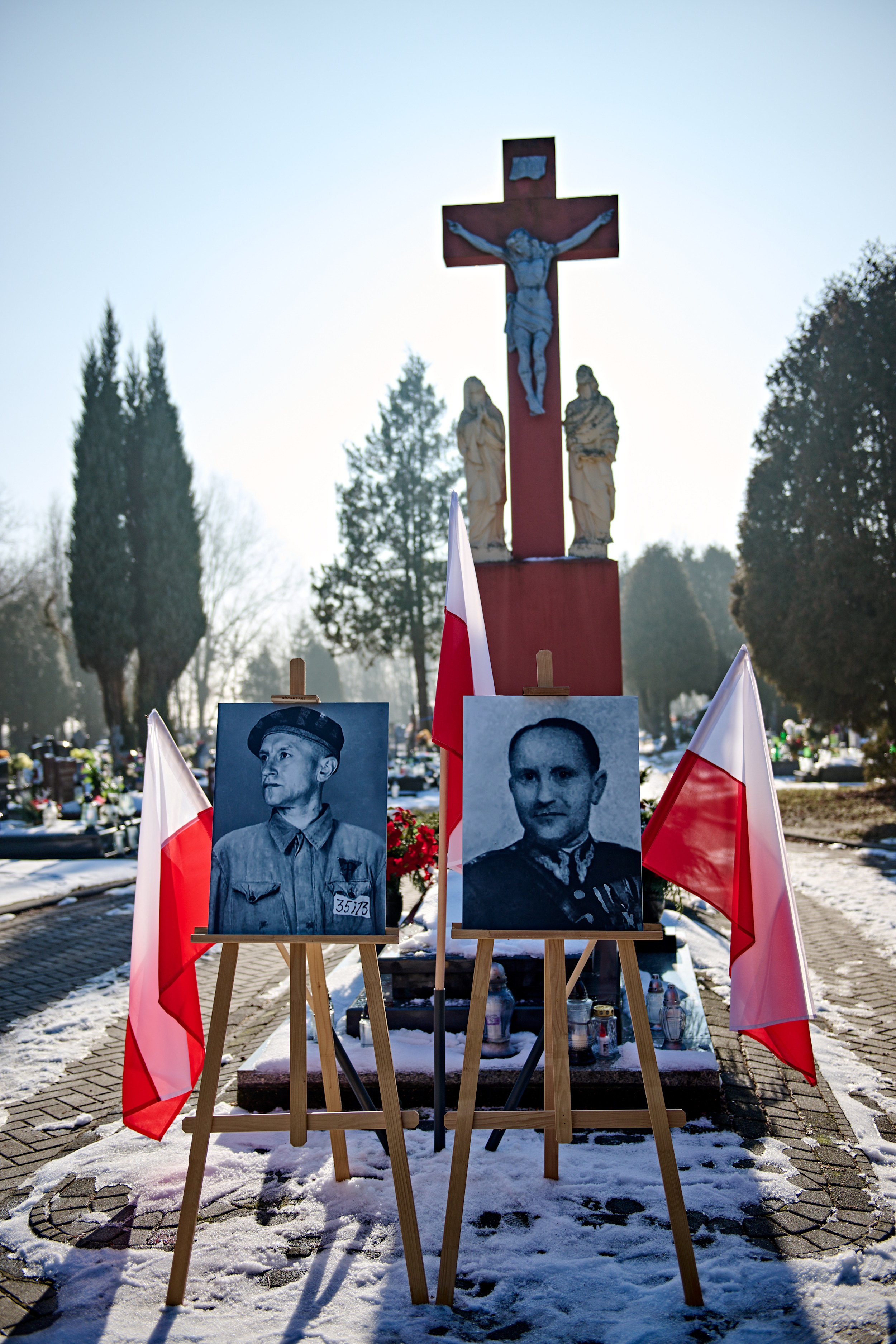 Zdjęcia więźniów pod krzyżem