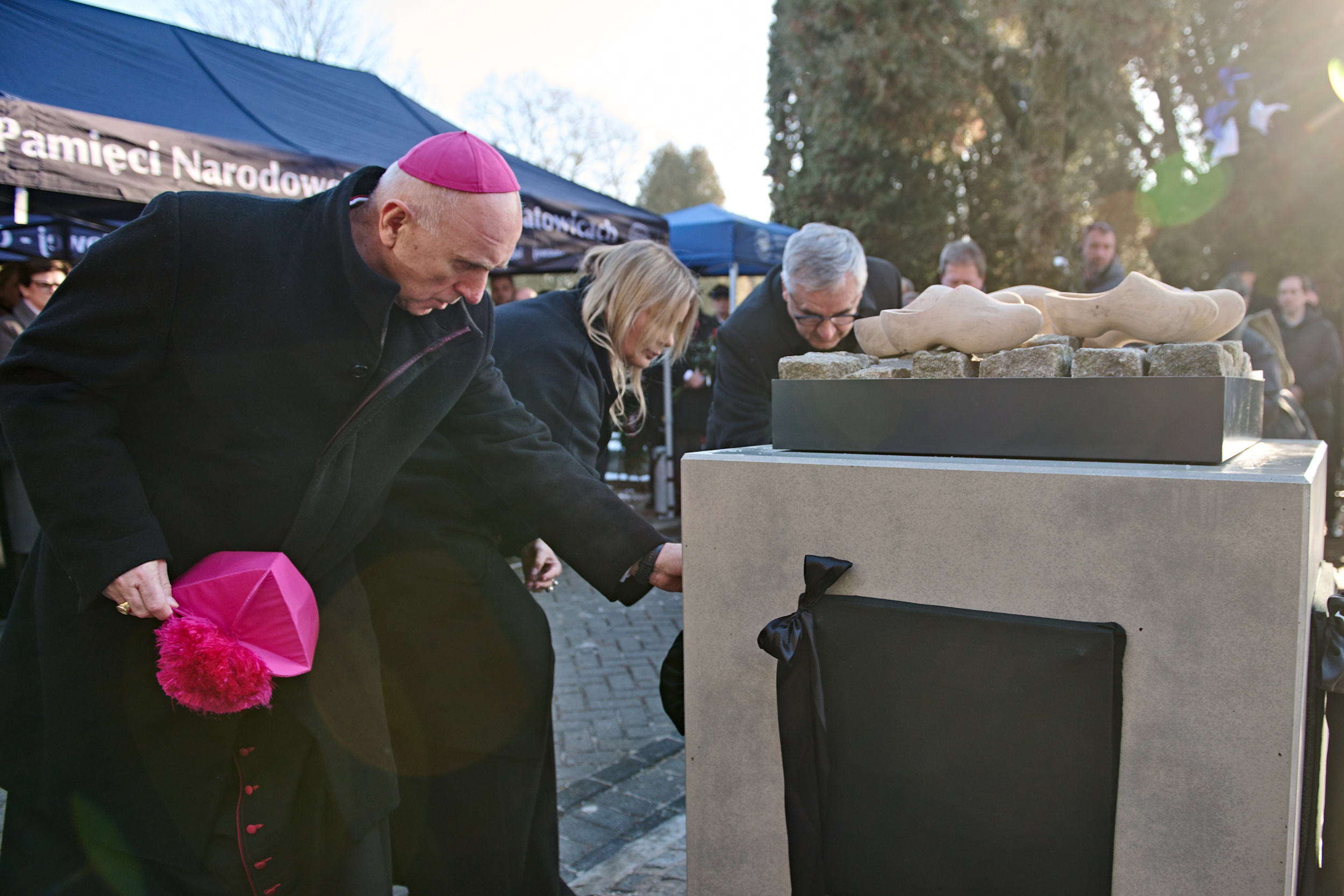 Odsłonięcie polskiej tablicy na monumencie