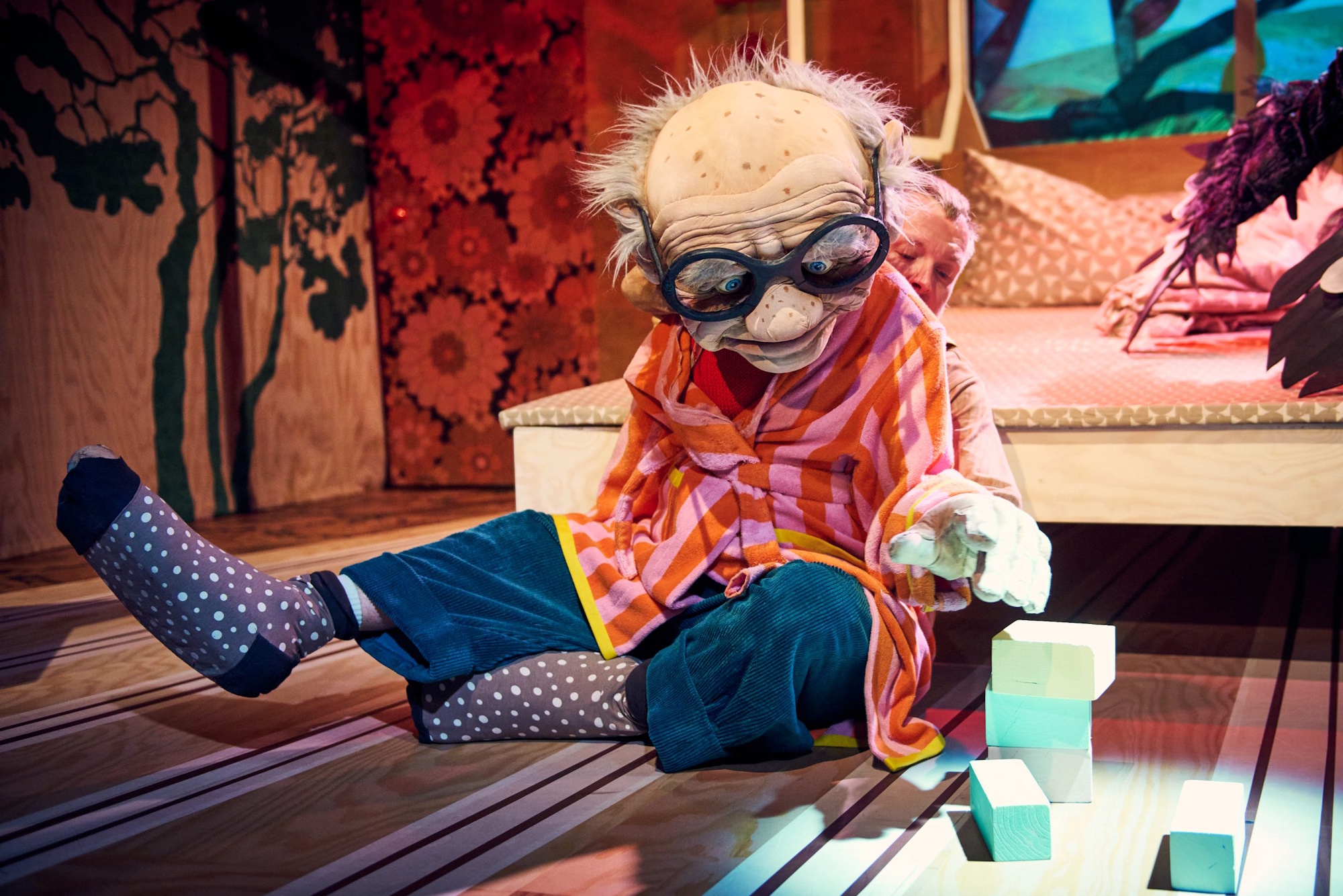 Aktor w przebraniu starca