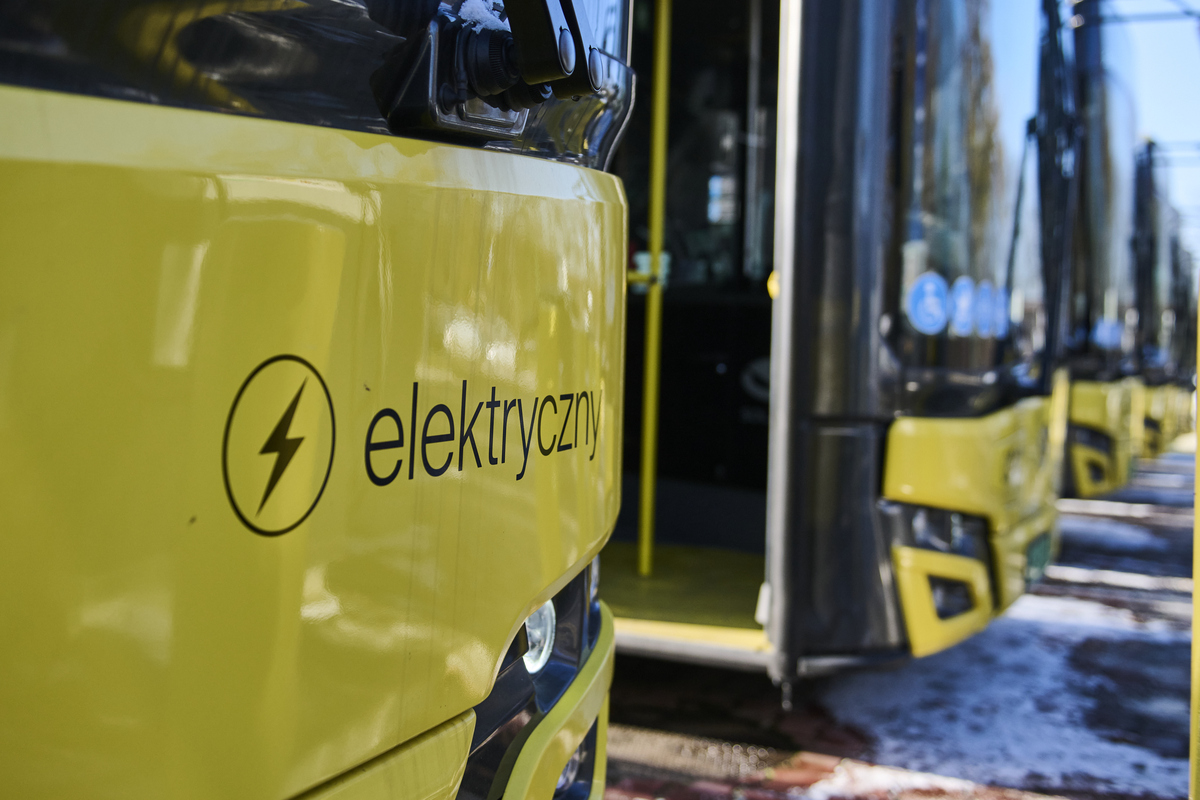 Napis "elektryczny" na autobusie