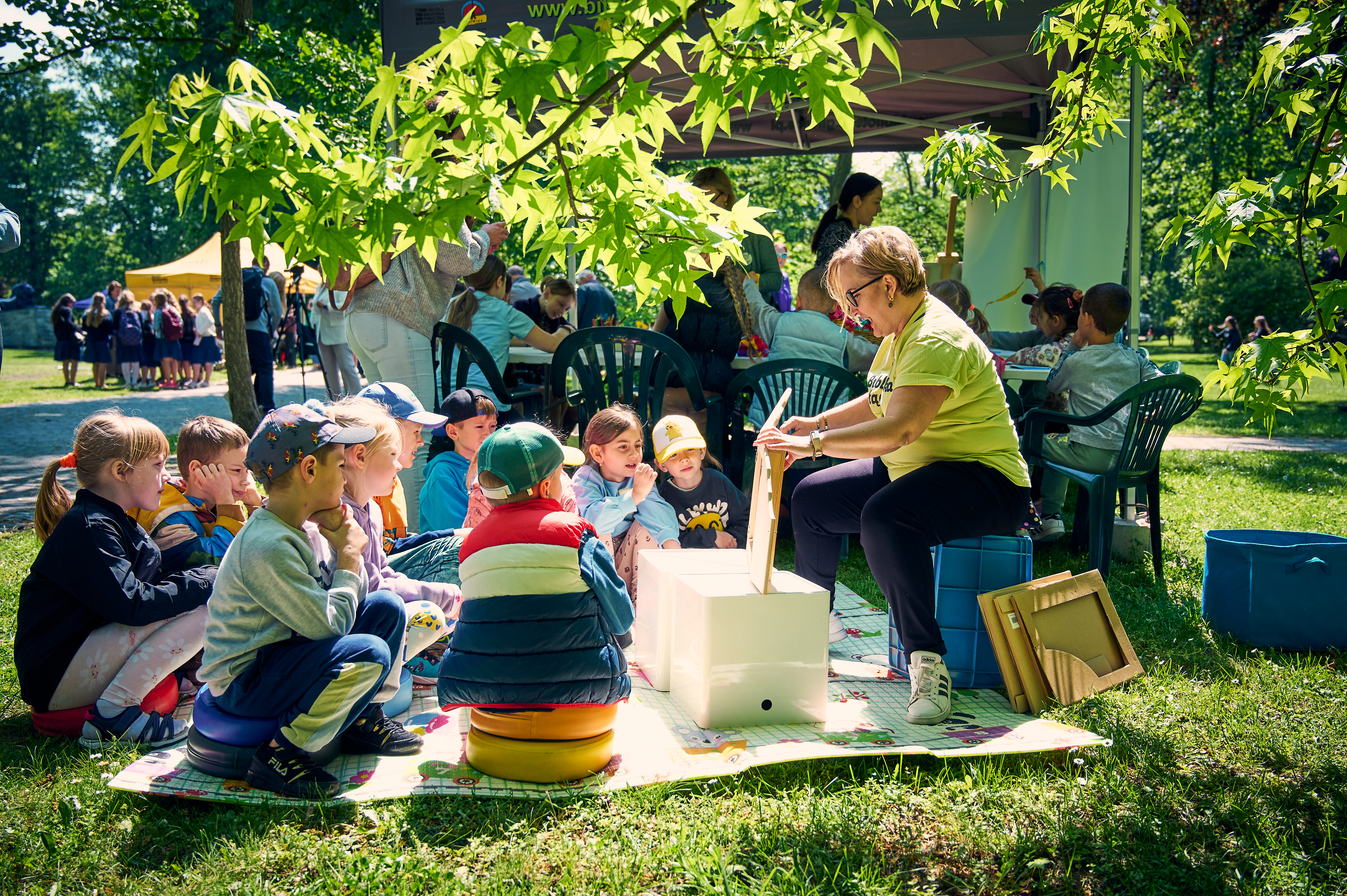 Pani z Biblioteki Miejskiej prowadząca zajęcia dla dzieci