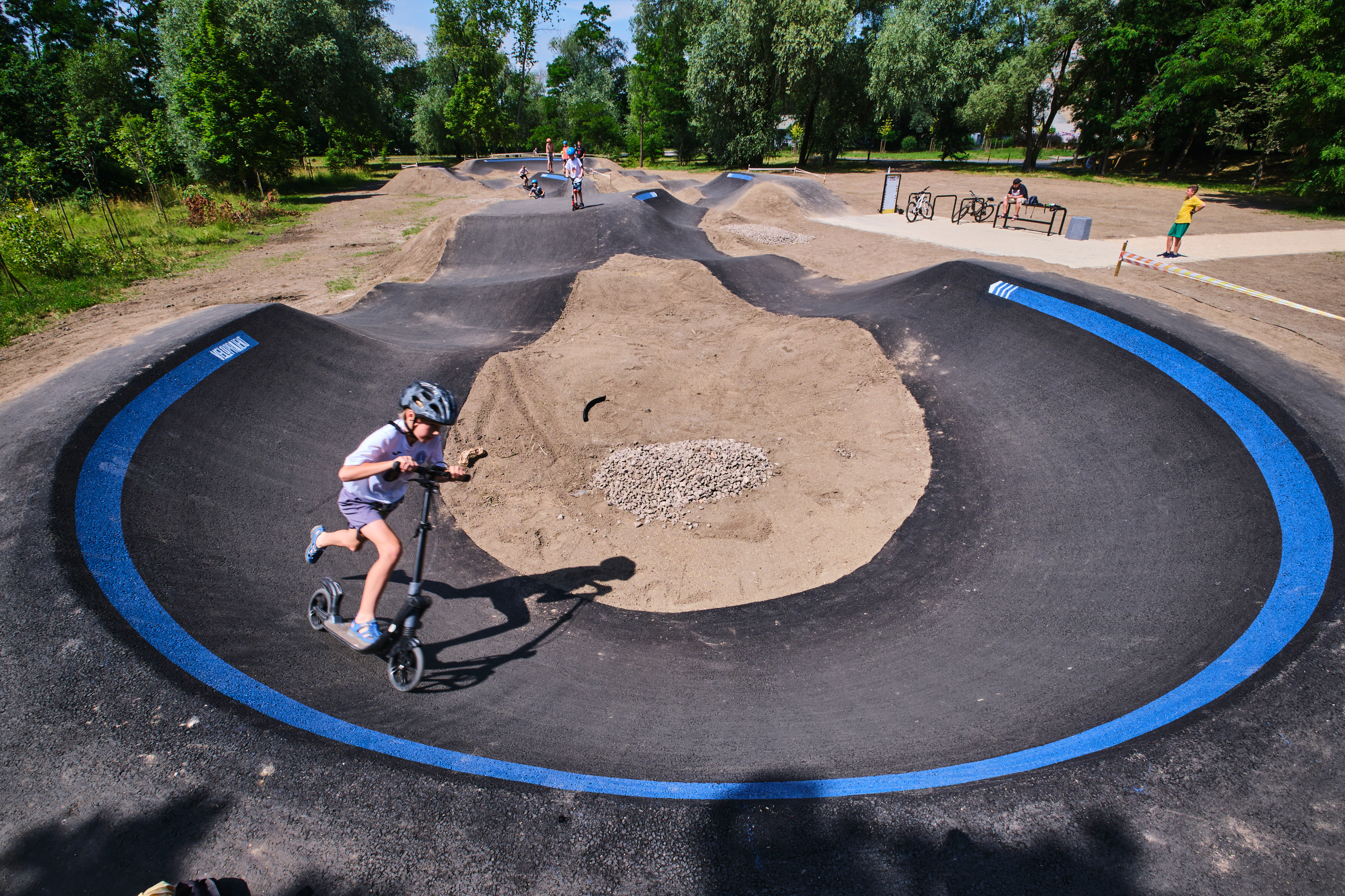 Dzieci korzystające z największego w Gliwicach pumptracku na Koperniku