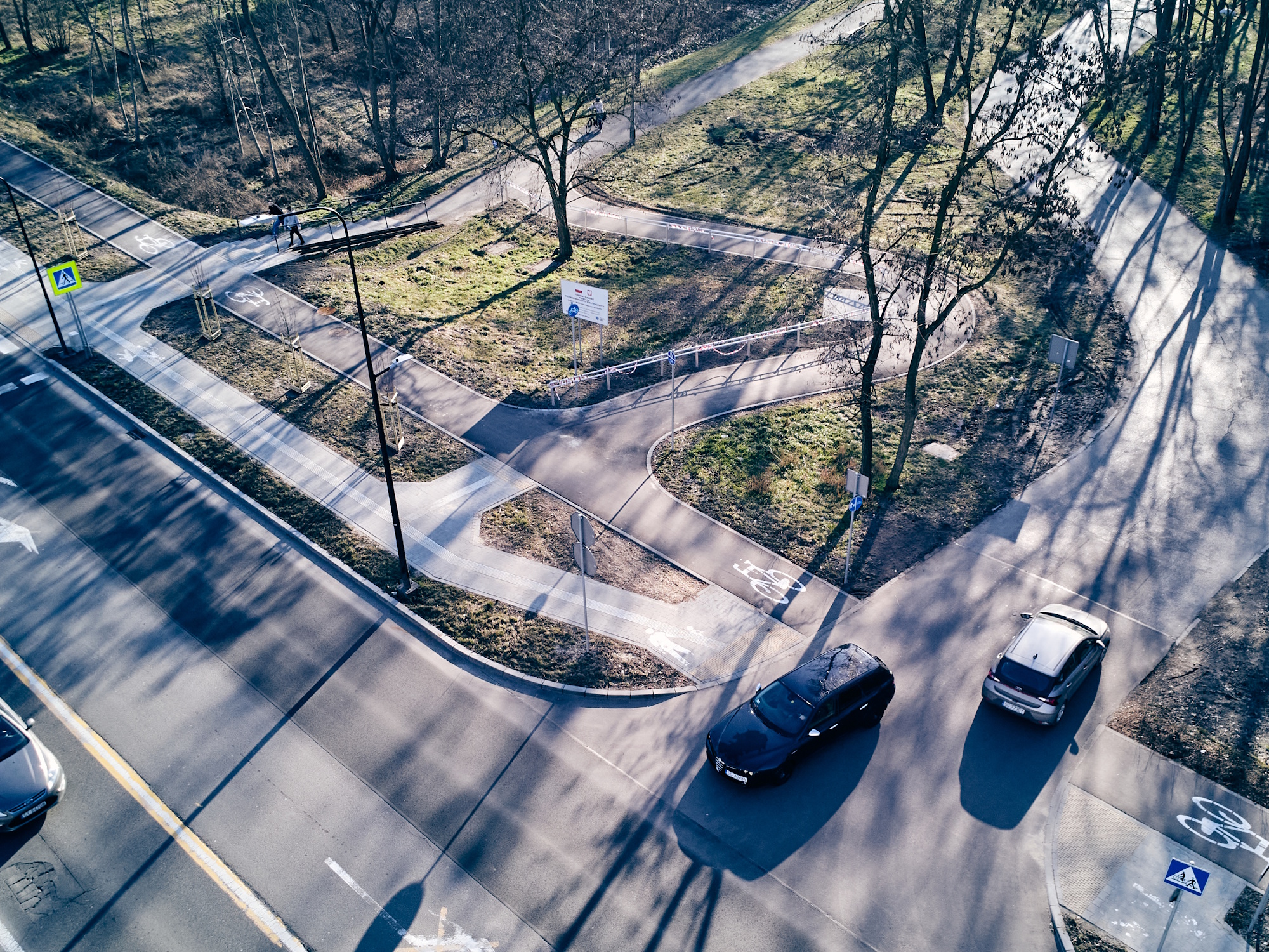 widok z góry na zjazd w ciąg pieszo-rowerowy