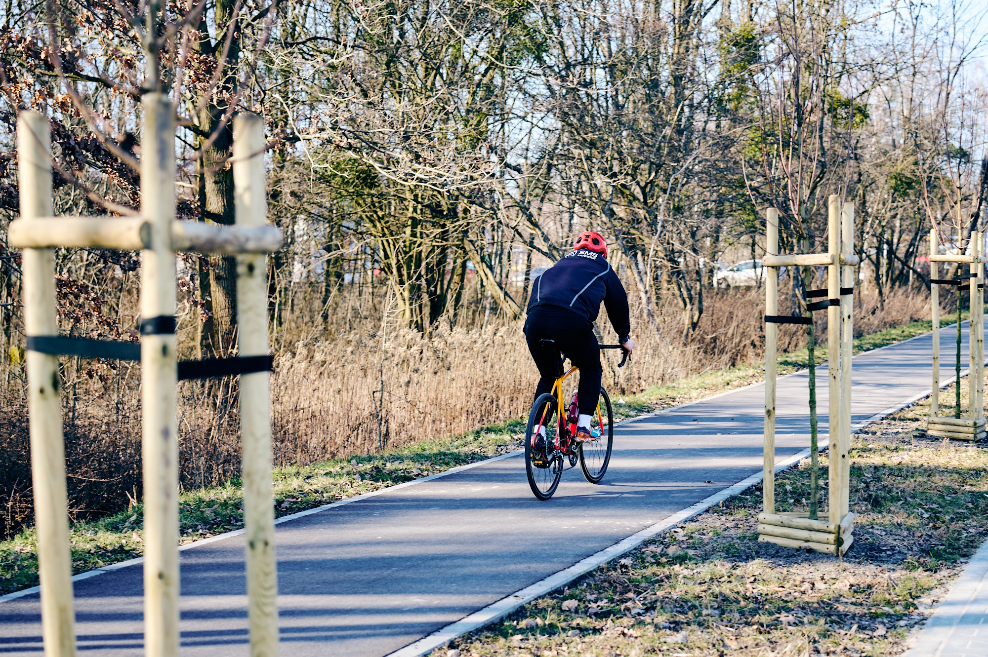 rowerzysta na ścieżce rowerowej