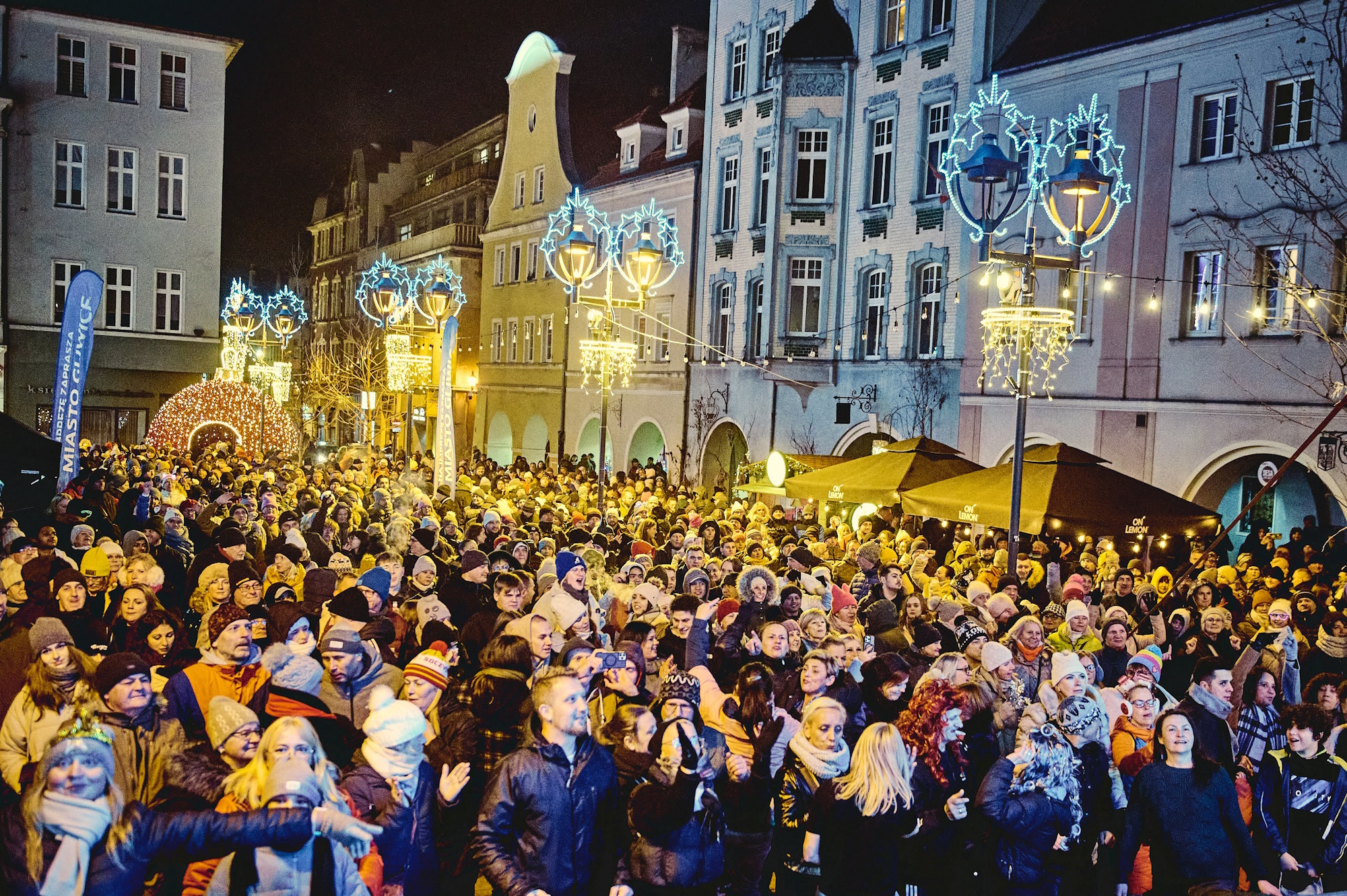 Ludzie na Rynku pod sceną na Rynku