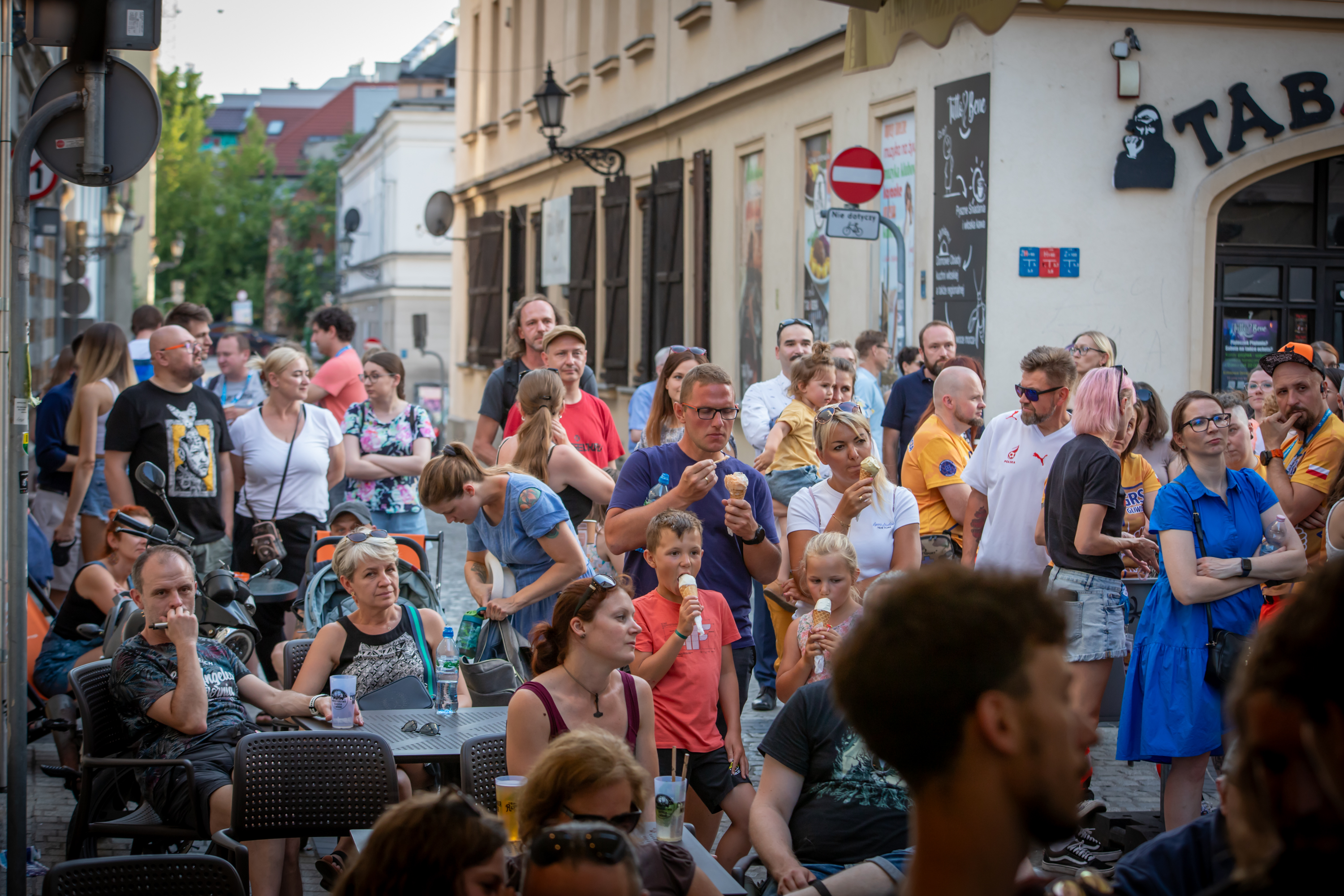 Publiczność bawiąca się pod sceną