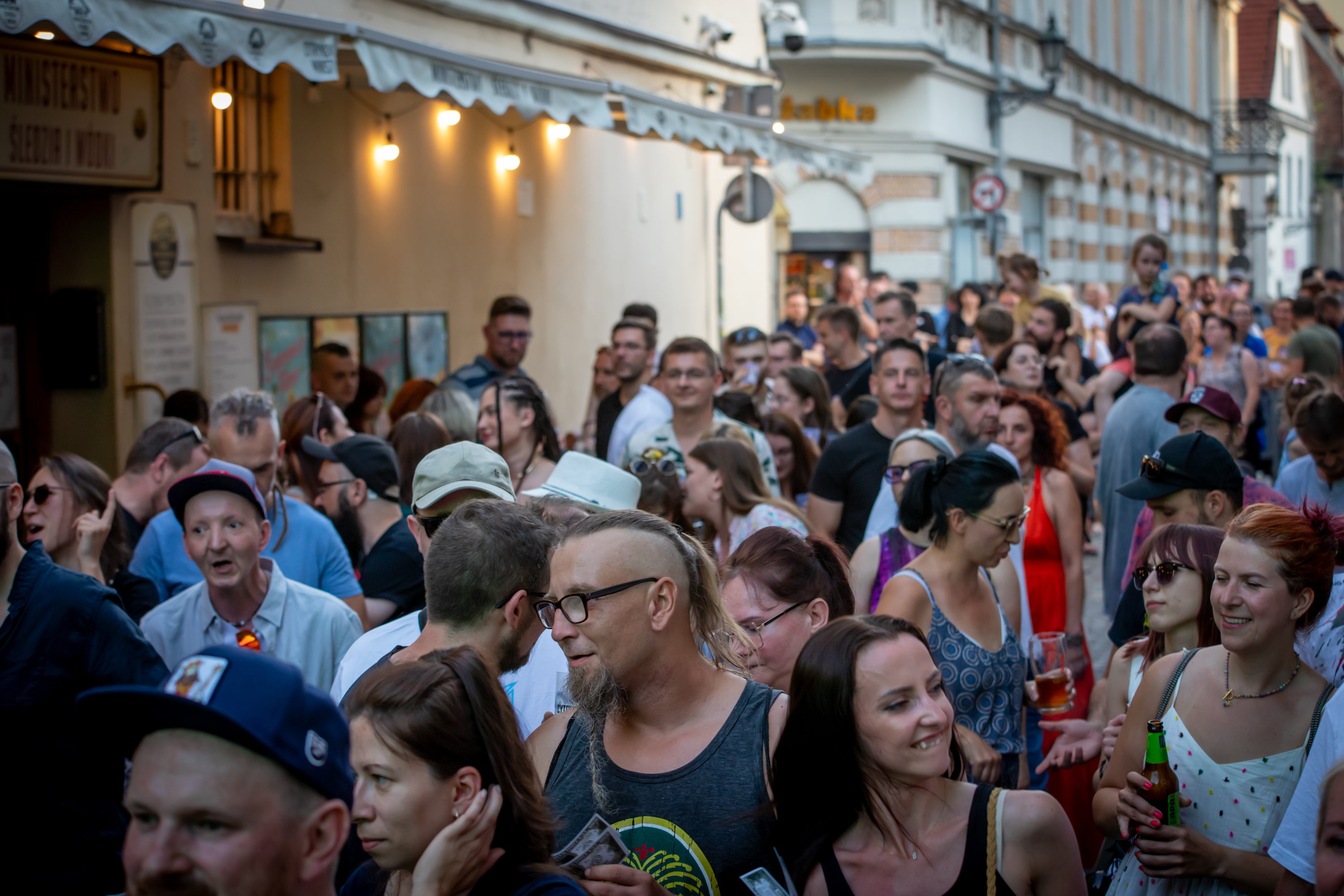 Publiczność bawiąca się pod sceną