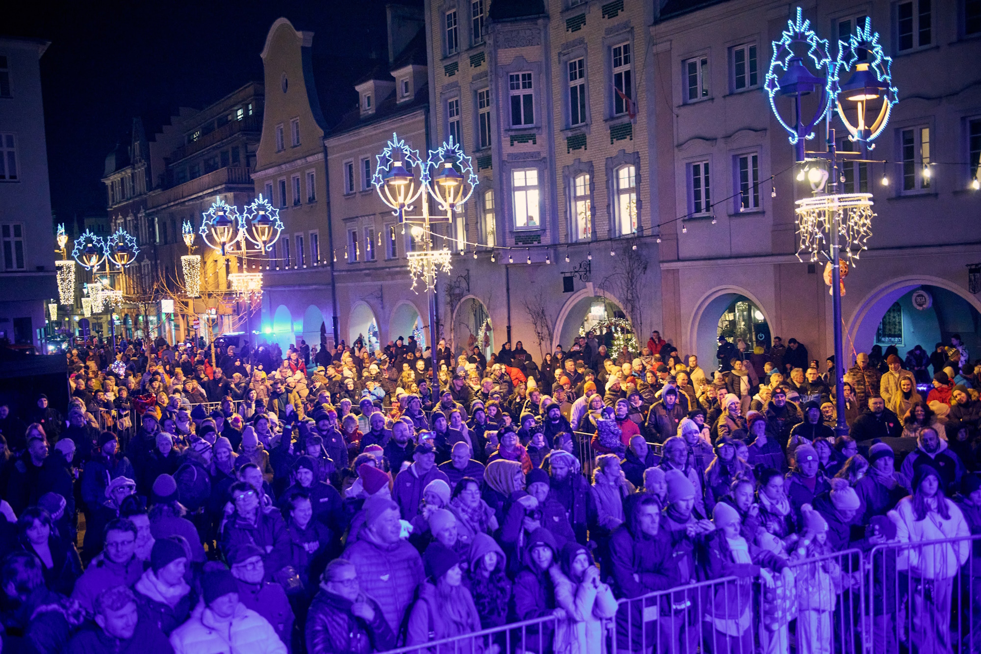 Ludzie za barierkami pod sceną na gliwickim Rynku